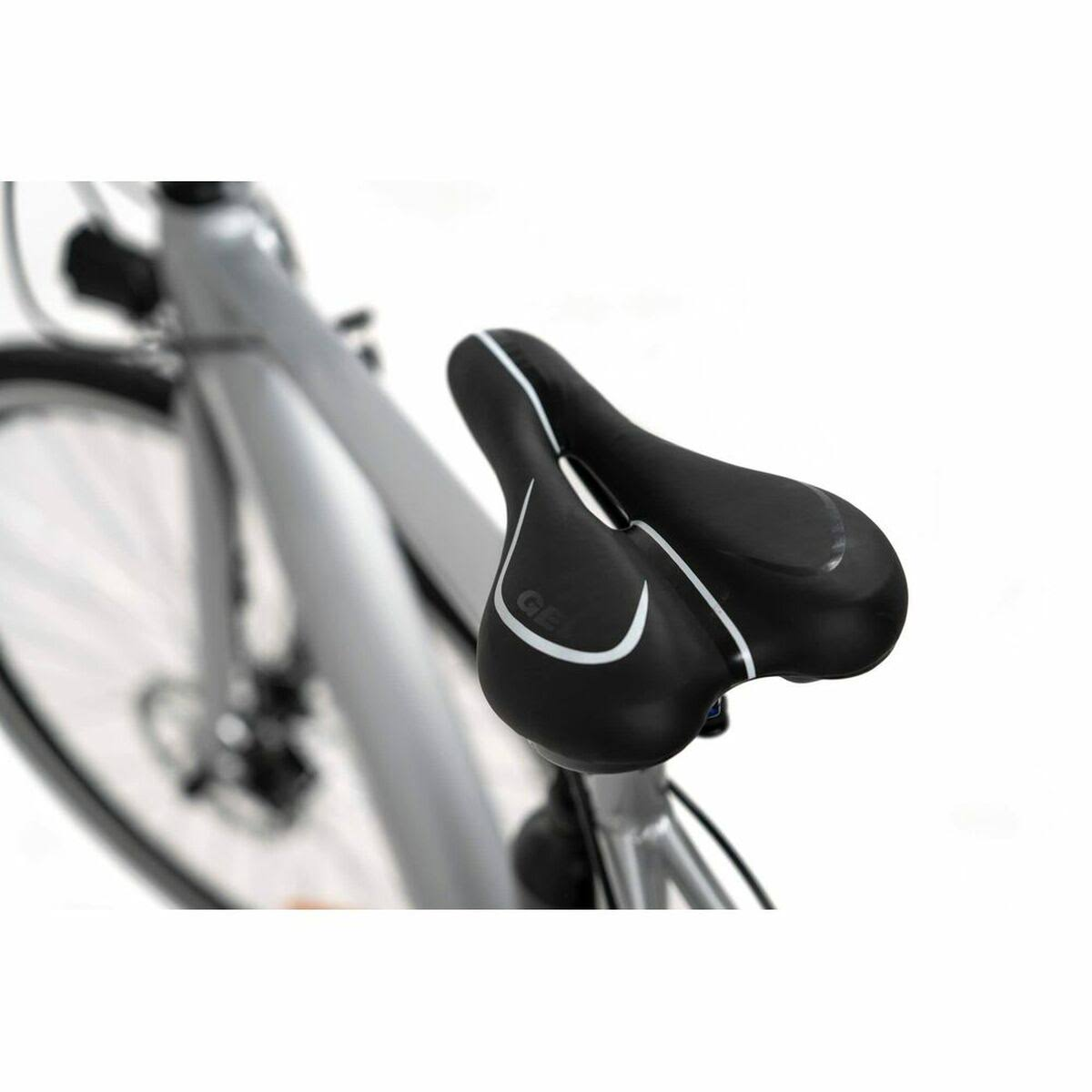 Un sillín de bicicleta negro con una franja blanca. El sillín está en un cuadro de bicicleta plateado.