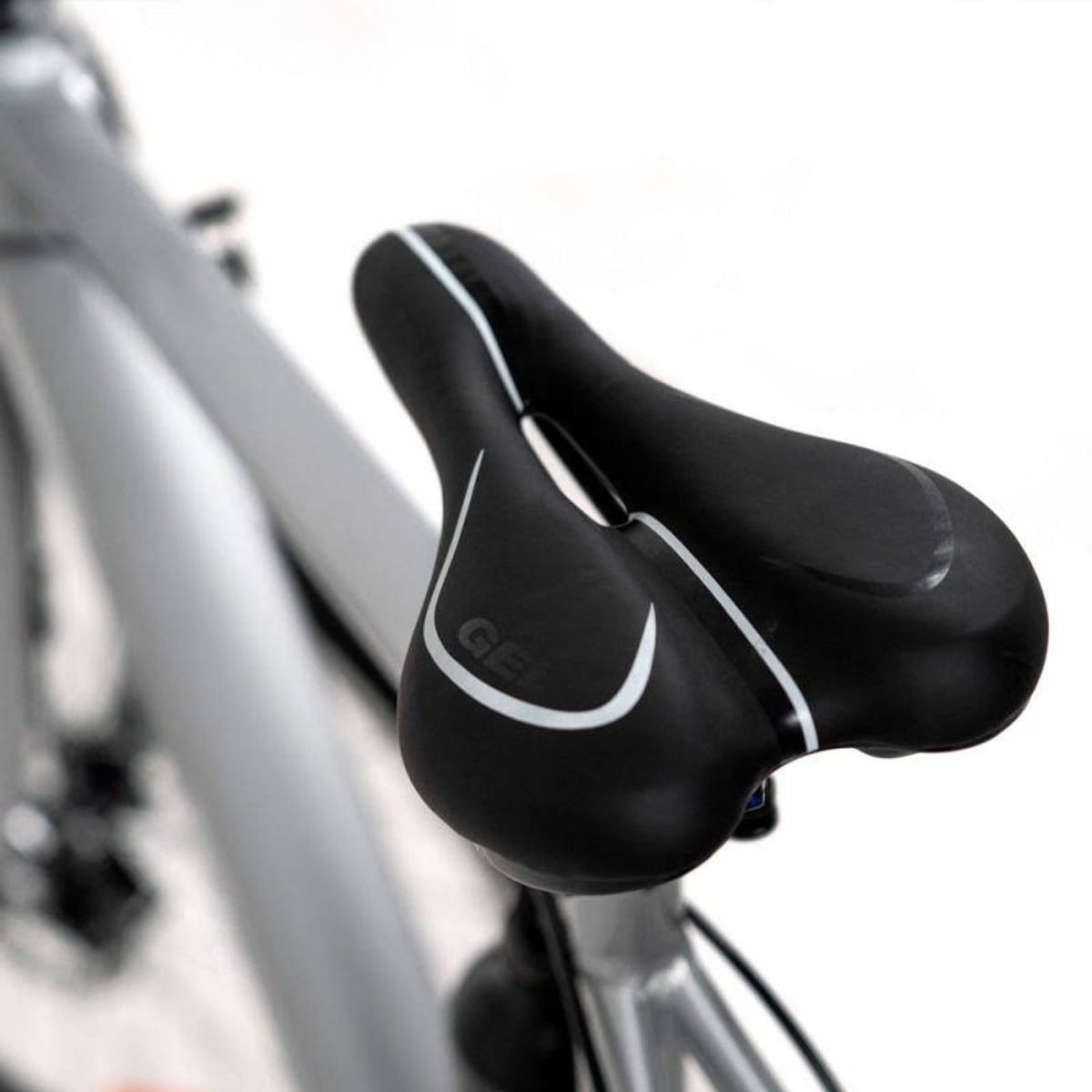 Sillín de bicicleta negro con detalles blancos, montado en un cuadro de bicicleta, fondo blanco.