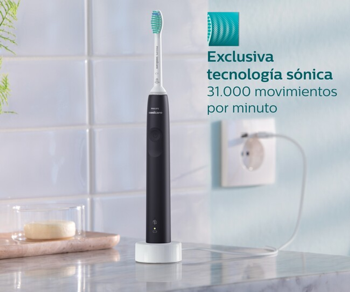 Czarna elektryczna szczoteczka do zębów na białym stojaku. Tekst: technologia soniczna, 31 000 ruchów na minutę.