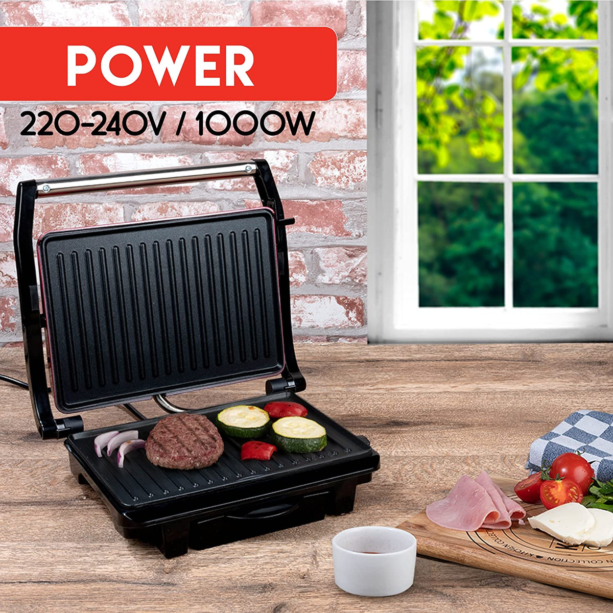 Zwarte grill met eten erop, met een energielabel, en een houten snijplank met eten.