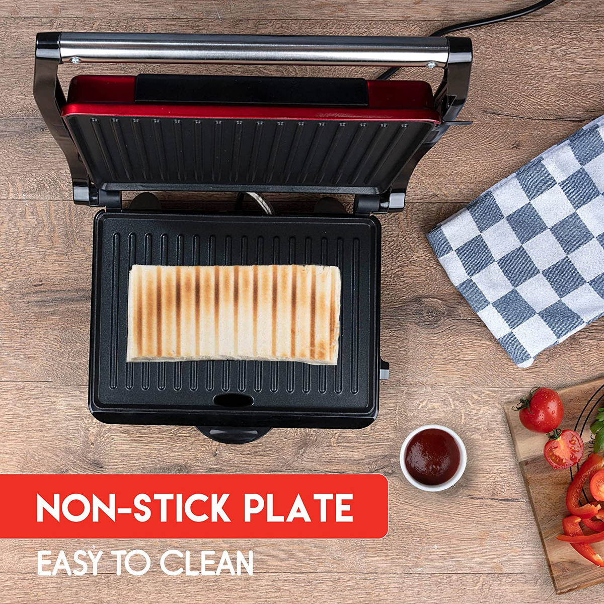 Sandwich in een rood-zwarte sandwichmaker. Tekst luidt 'Antiaanbaklaag, gemakkelijk schoon te maken'.