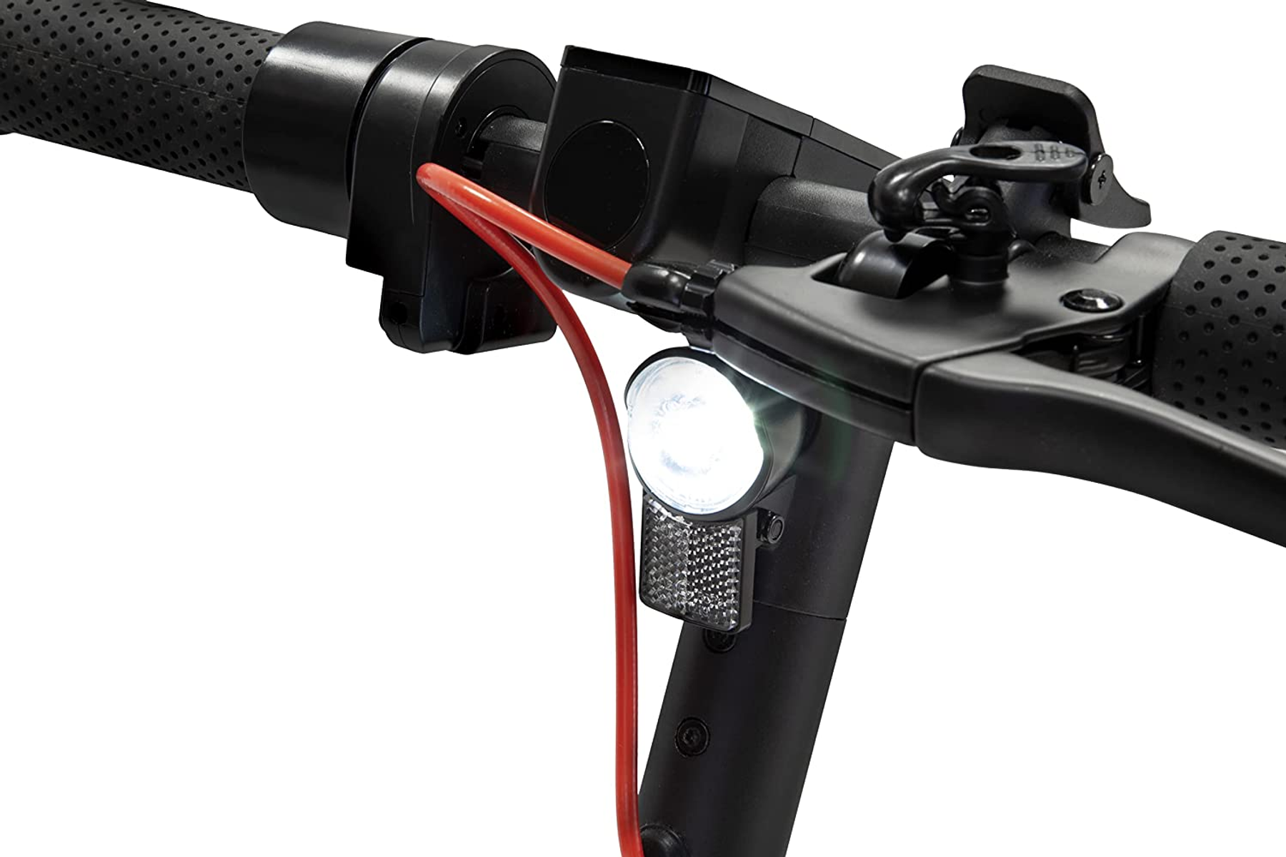 Czarna kierownica skutera. Ma białe światło i czerwony kabel. Kierownica jest czarna.