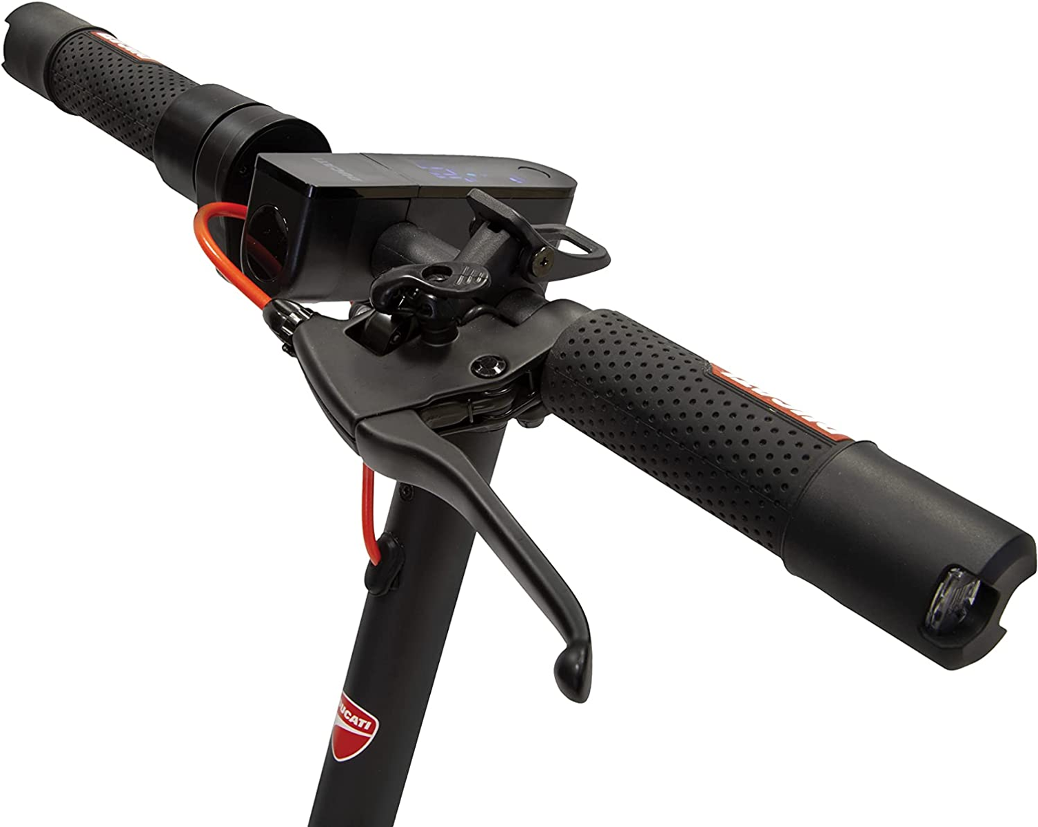 Zbliżenie kierownicy hulajnogi elektrycznej. Czarne uchwyty i czerwony przewód hamulcowy.