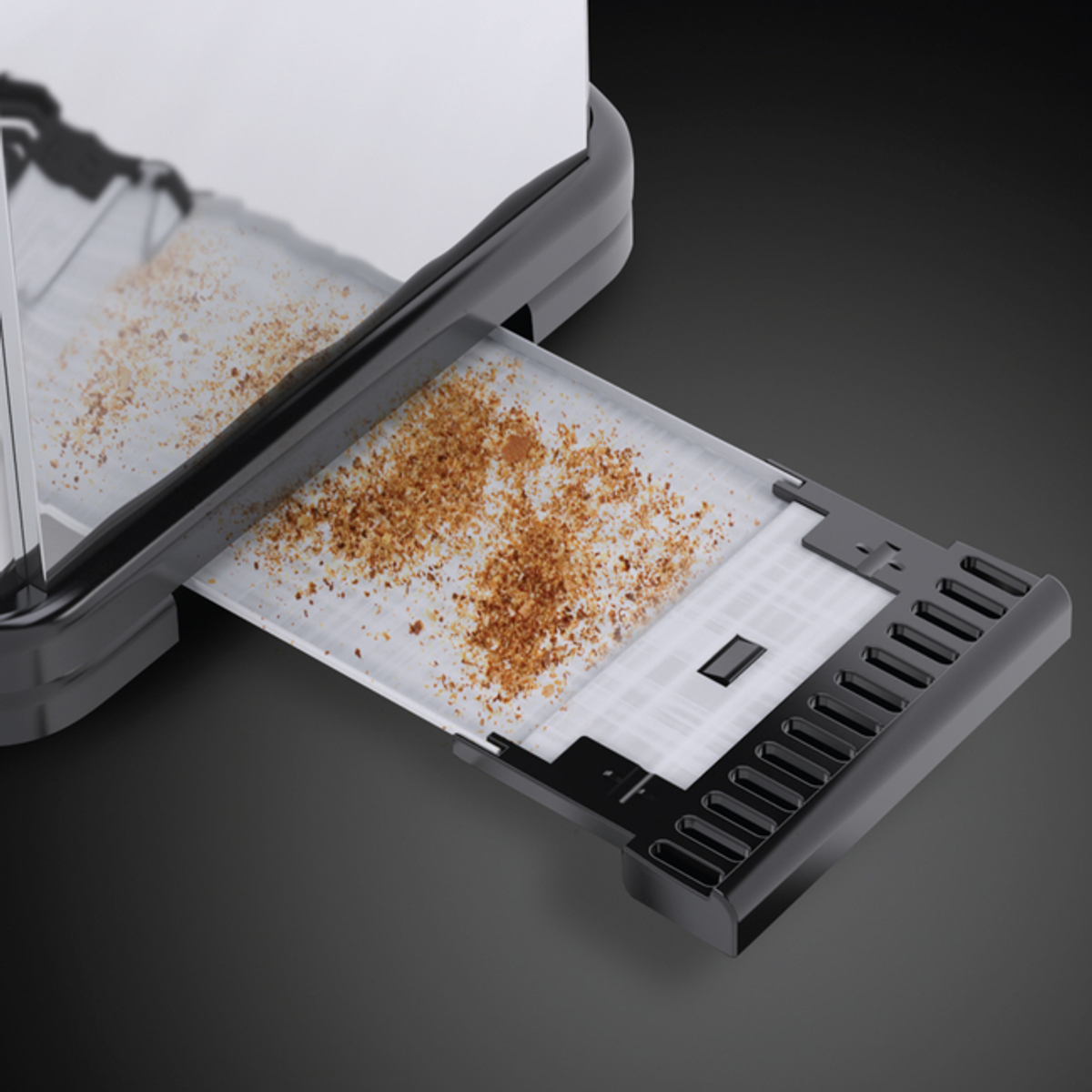 Toaster mit geöffneter Krümelschublade. Krümel sind im Tablett. Schwarz und Silber.