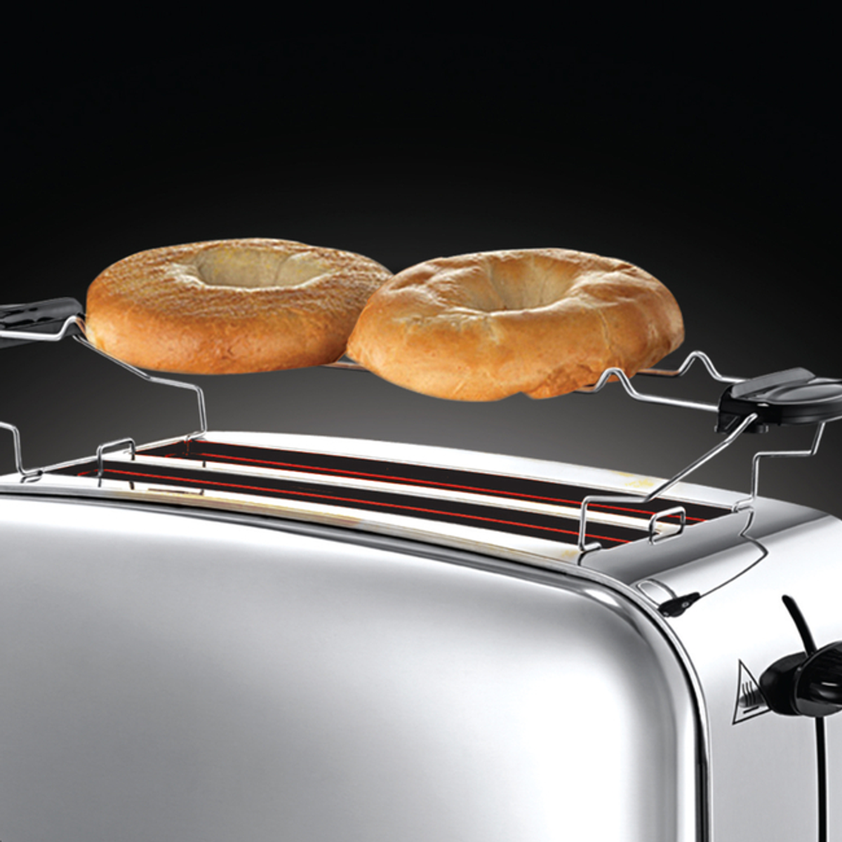 Toaster mit Bagels. Bagels sind leicht getoastet, liegen auf den Toasterarmen.