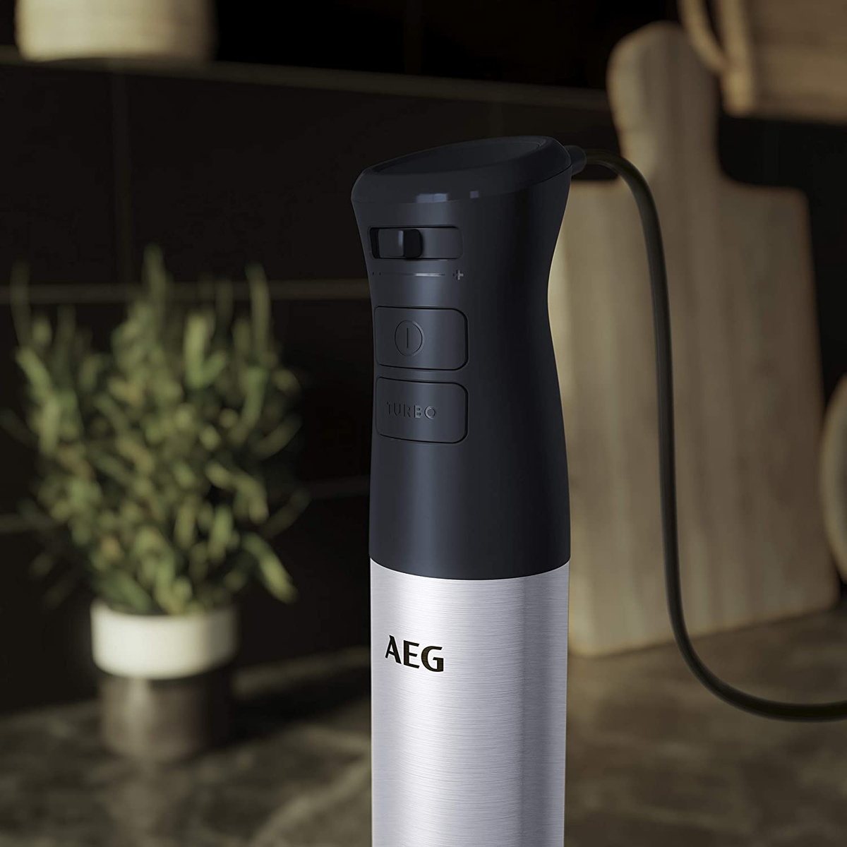 Schwarzer und silberner Stabmixer mit Knöpfen. Küchenhintergrund.