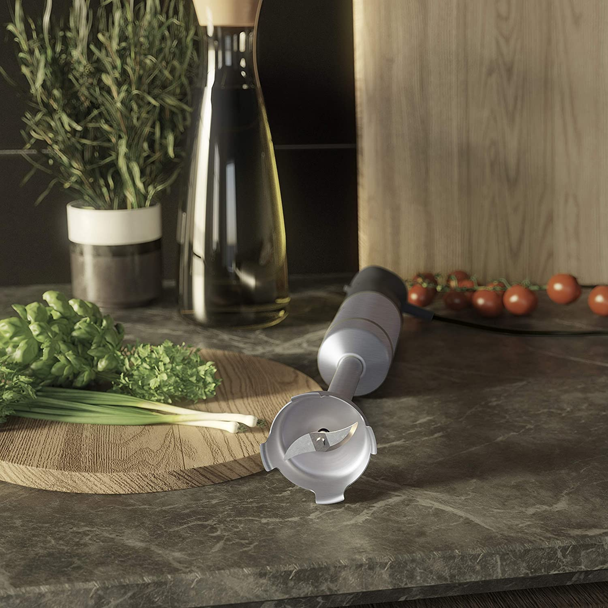 Eine Arbeitsplatte mit Zutaten und einem Mixer. Dunkler, verschwommener Hintergrund.