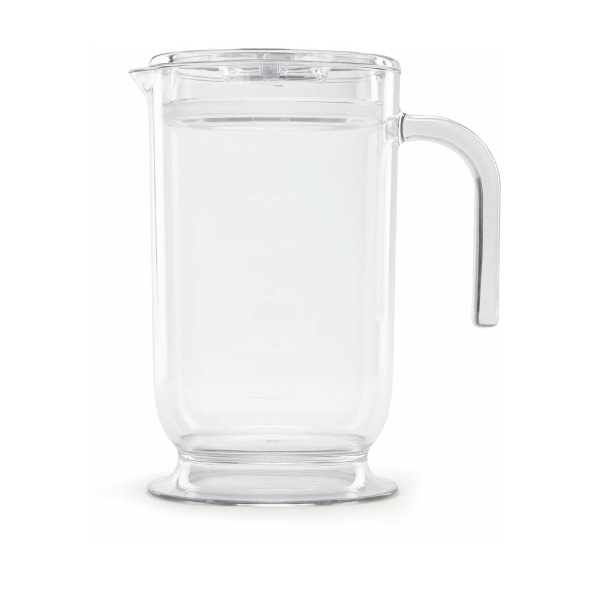 Una jarra transparente con asa, llena de líquido transparente. Tiene marcas de medición en el lateral.