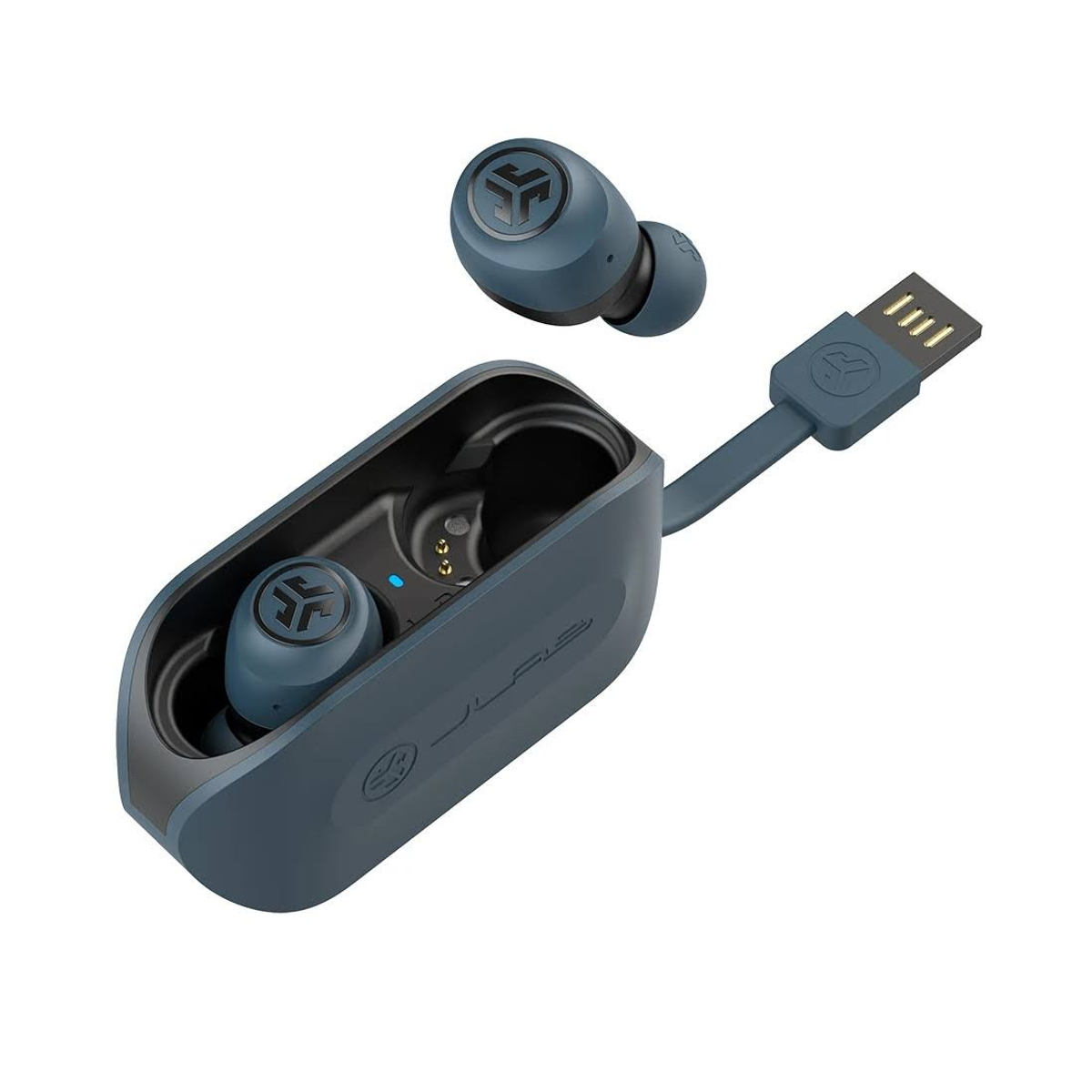 Blaue kabellose Ohrhörer und ein Ladecase. Das Case hat ein Ladekabel.