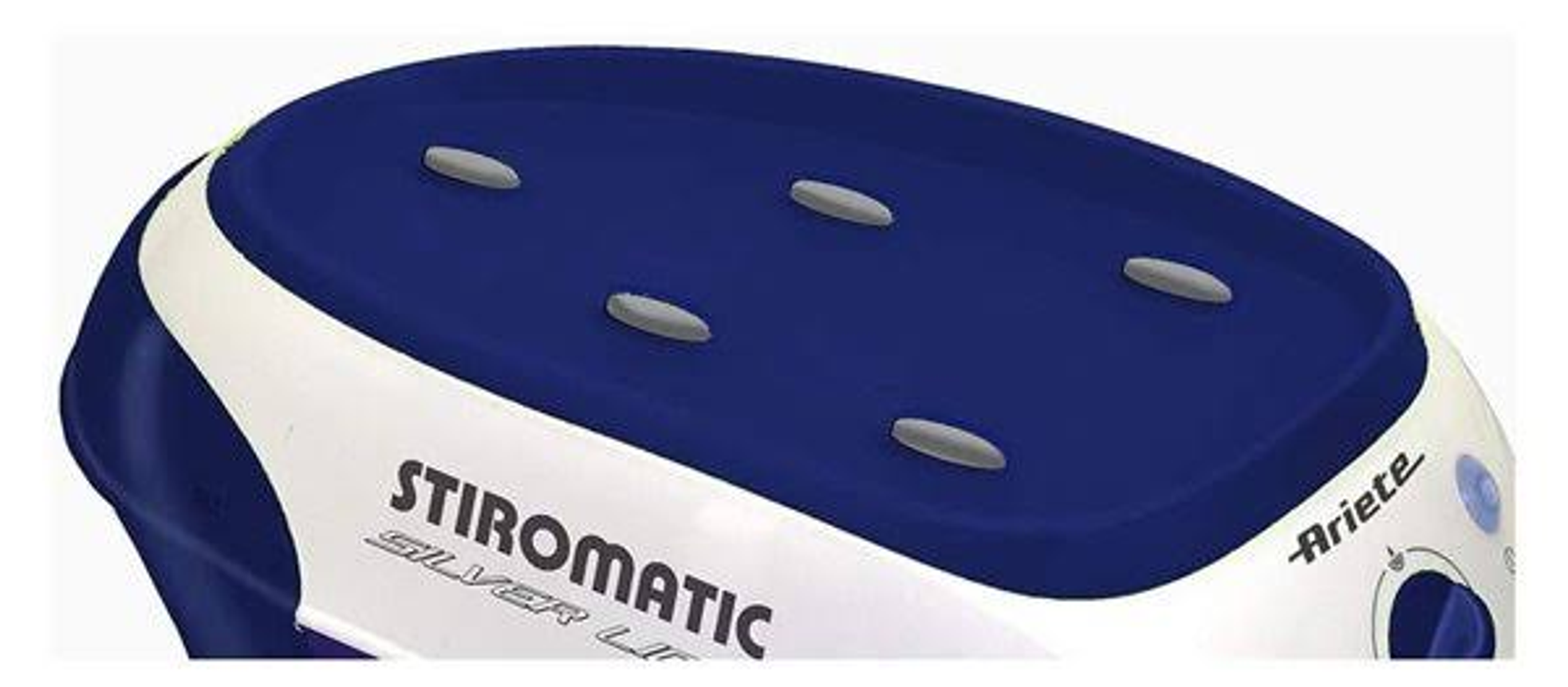 Una plancha blanca y azul con base blanca. La plancha tiene 5 orificios de vapor grises en forma ovalada.