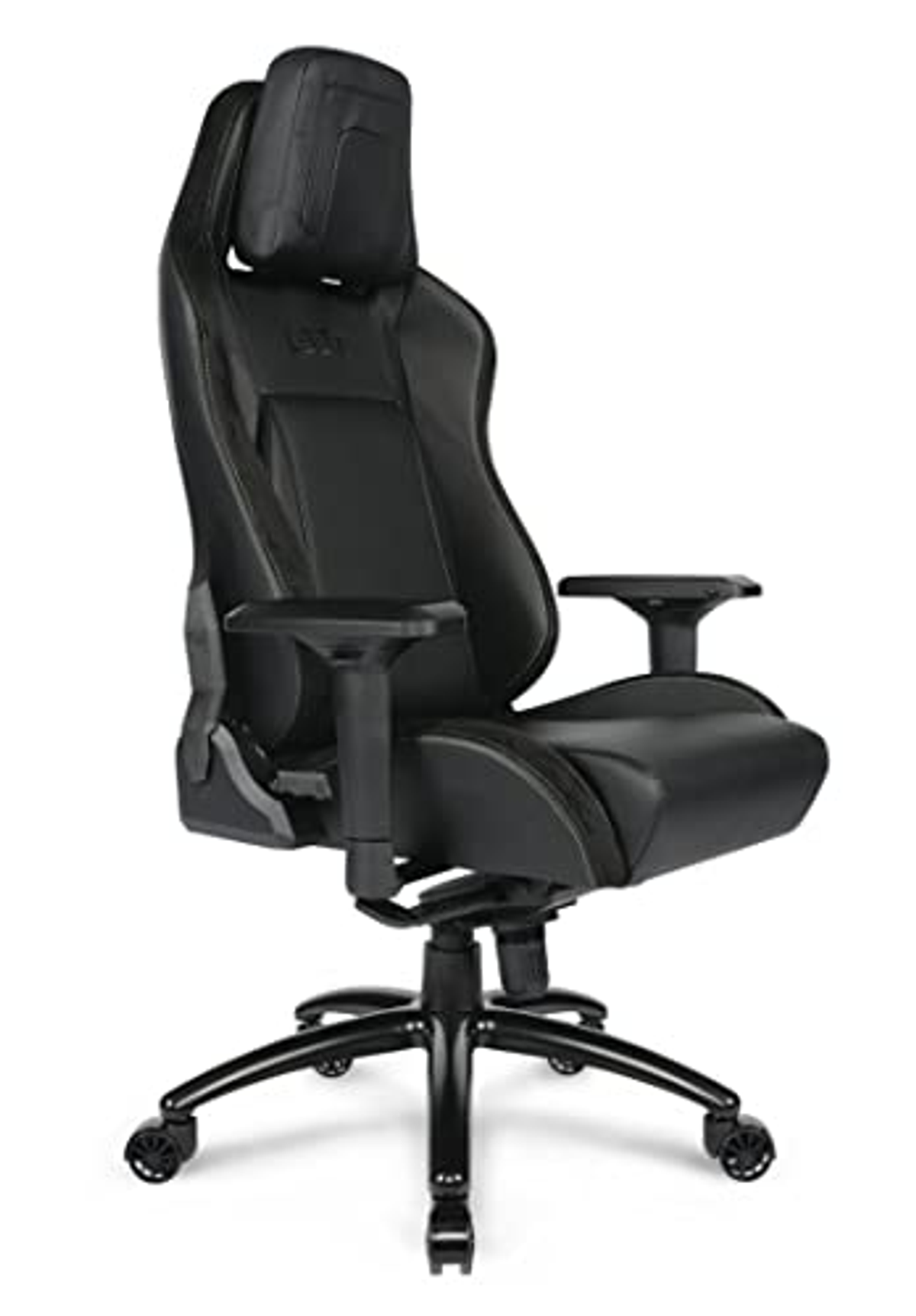 Silla gamer negra con reposacabezas, brazos y base de cinco puntas, aislada sobre fondo blanco.