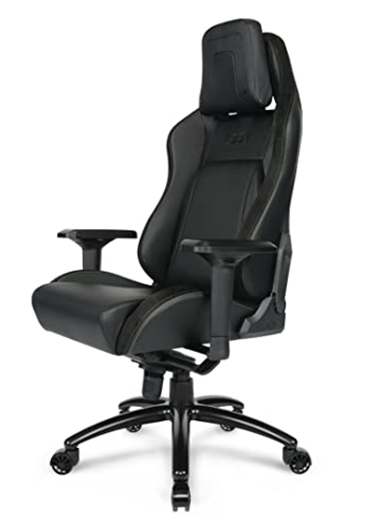 Silla gamer negra con reposacabezas y reposabrazos. Está sobre una base negra.