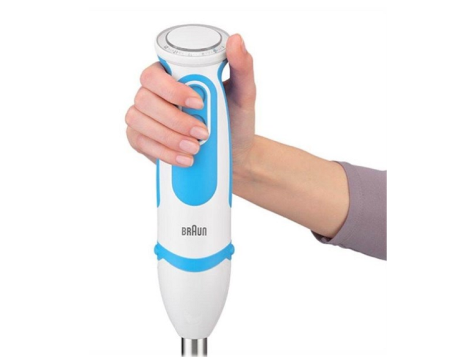 Mano che tiene un frullatore bianco e blu. Logo Braun visibile. Sfondo nero.