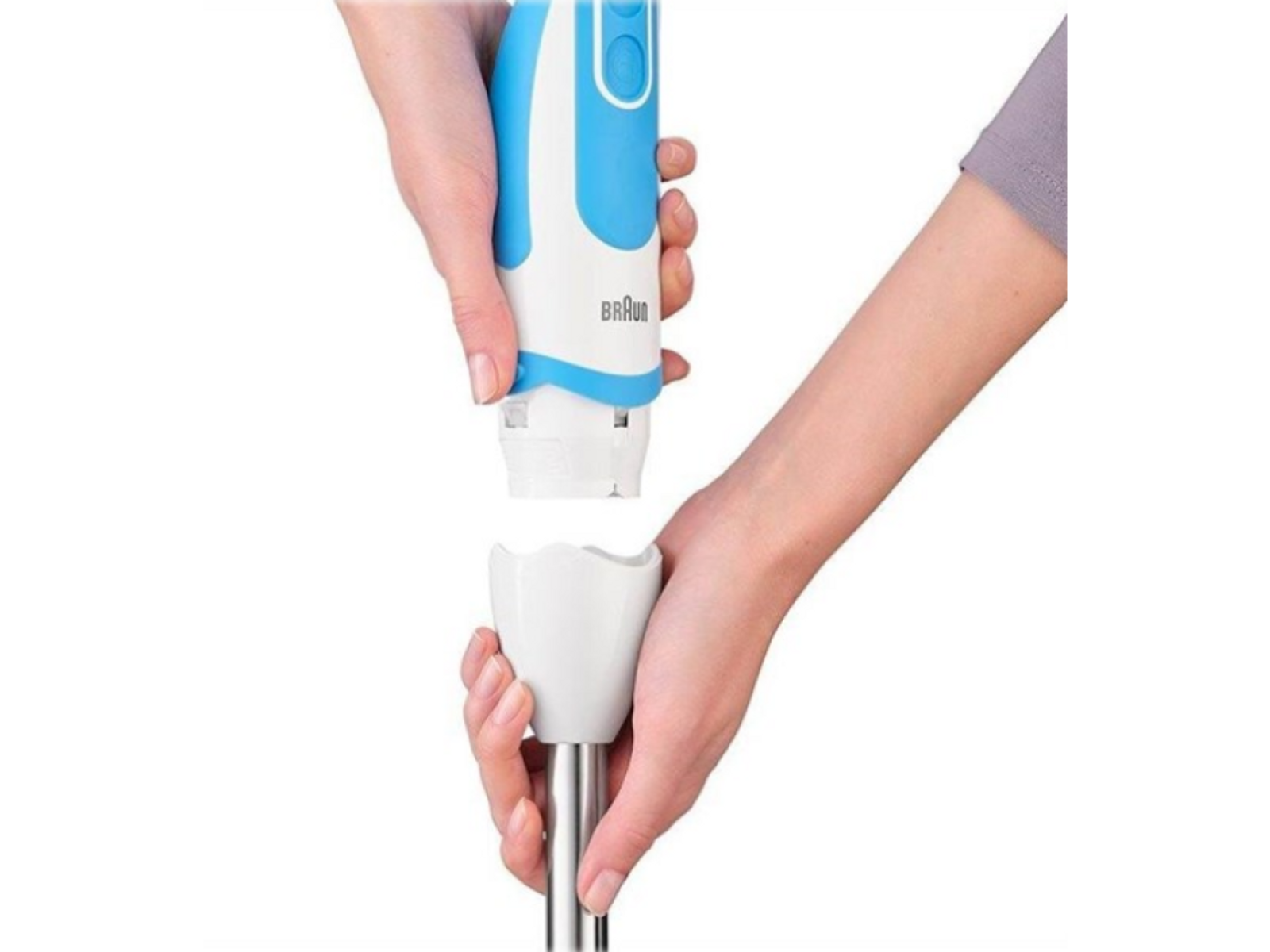 Mani che assemblano un frullatore a immersione bianco e blu, l'accessorio di miscelazione viene collegato.
