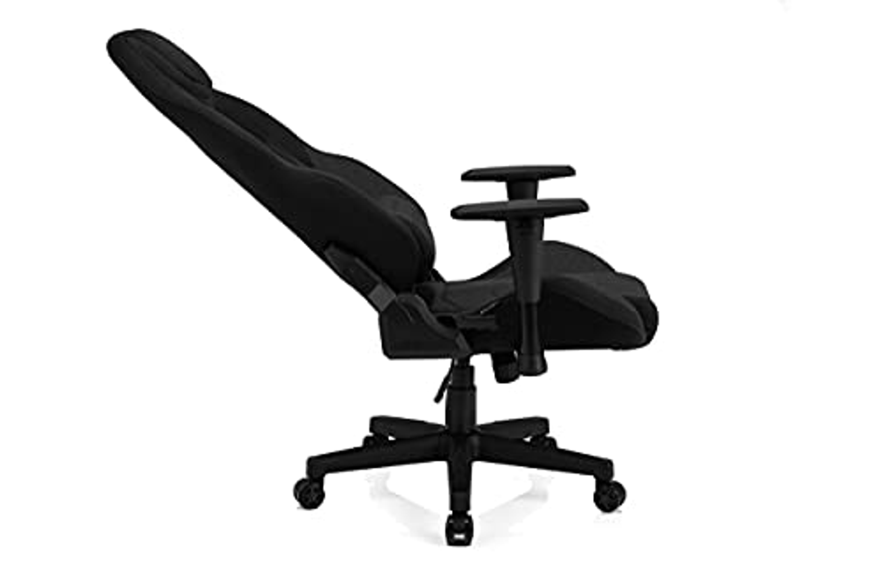Sedia da gaming nera con schienale alto, braccioli e ruote. È leggermente reclinata.
