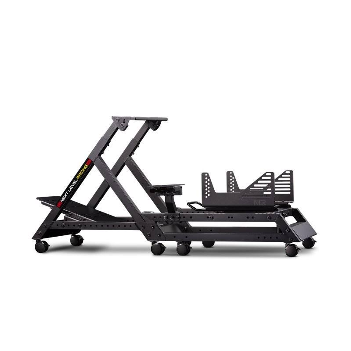 Un soporte de simulador de carreras negro con ruedas. Está diseñado para una configuración de conducción.