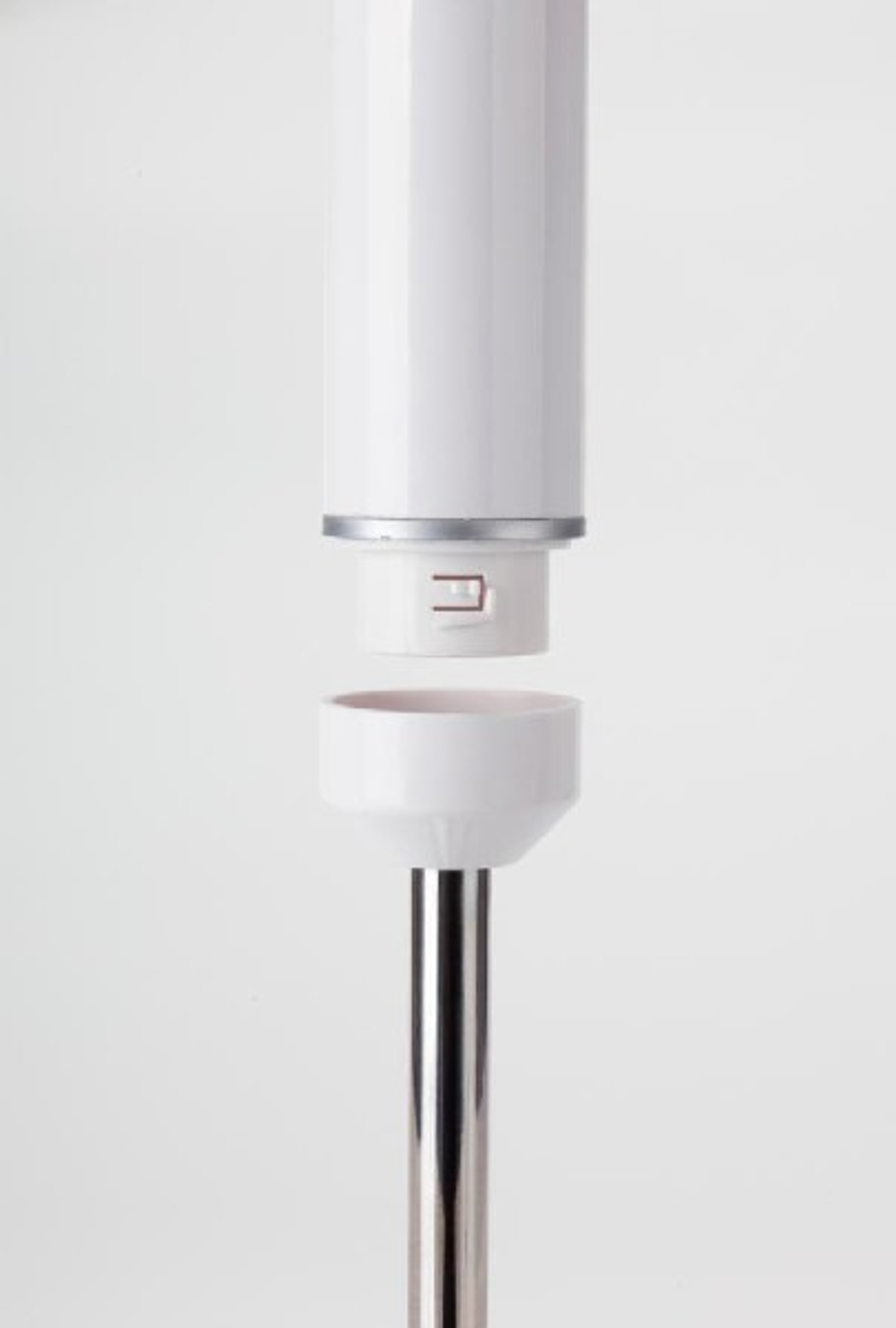 Zbliżenie białego blendera ręcznego. Część mieszająca oddzielona.