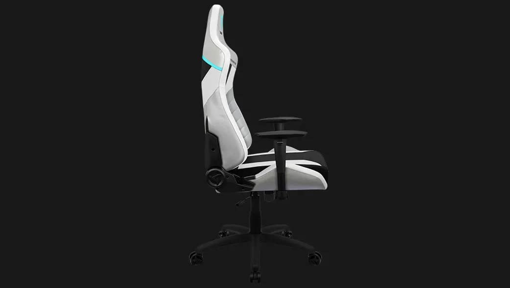 Ein weißer und grauer Gaming-Stuhl. Er ist im Profil vor schwarzem Hintergrund zu sehen. Er hat schwarze Beine.