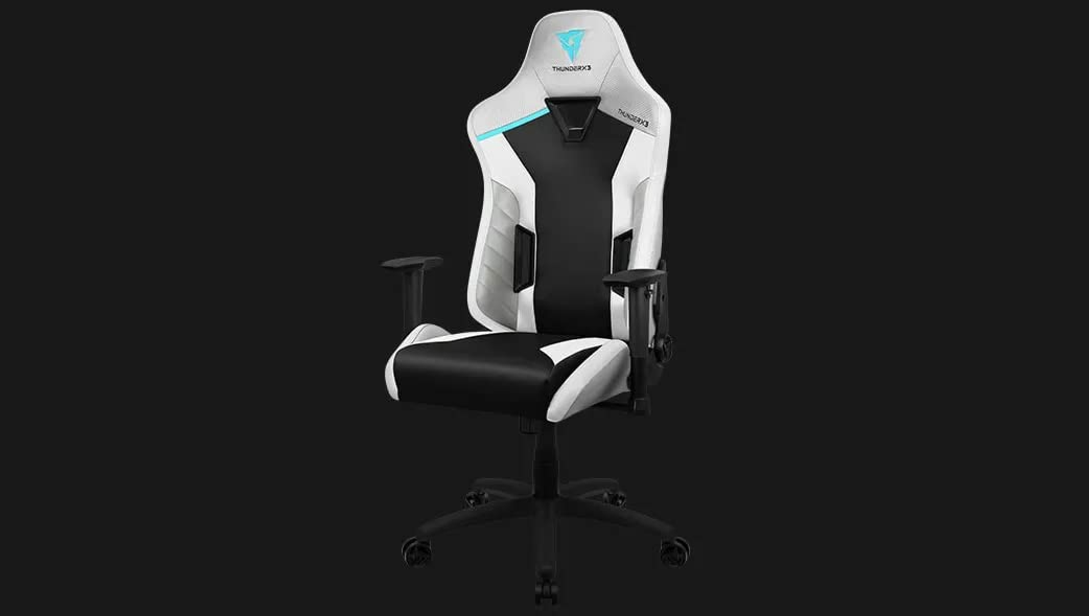 Weiß-schwarzer Gaming-Stuhl mit Logo auf der Kopfstütze, auf schwarzem Hintergrund.