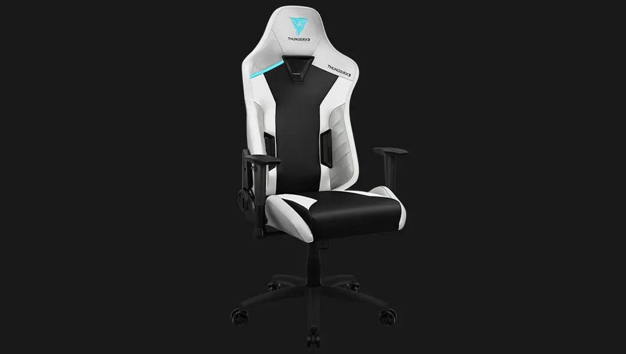 Weiß-schwarzer Gaming-Stuhl mit blauen Akzenten, Frontansicht.