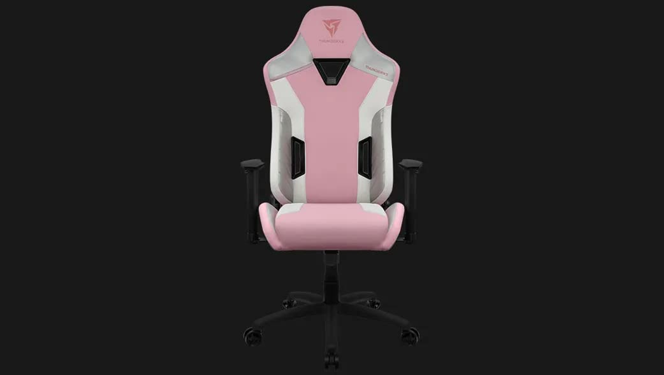 Rosa und weißer Gaming-Stuhl mit schwarzen Akzenten auf schwarzem Hintergrund.