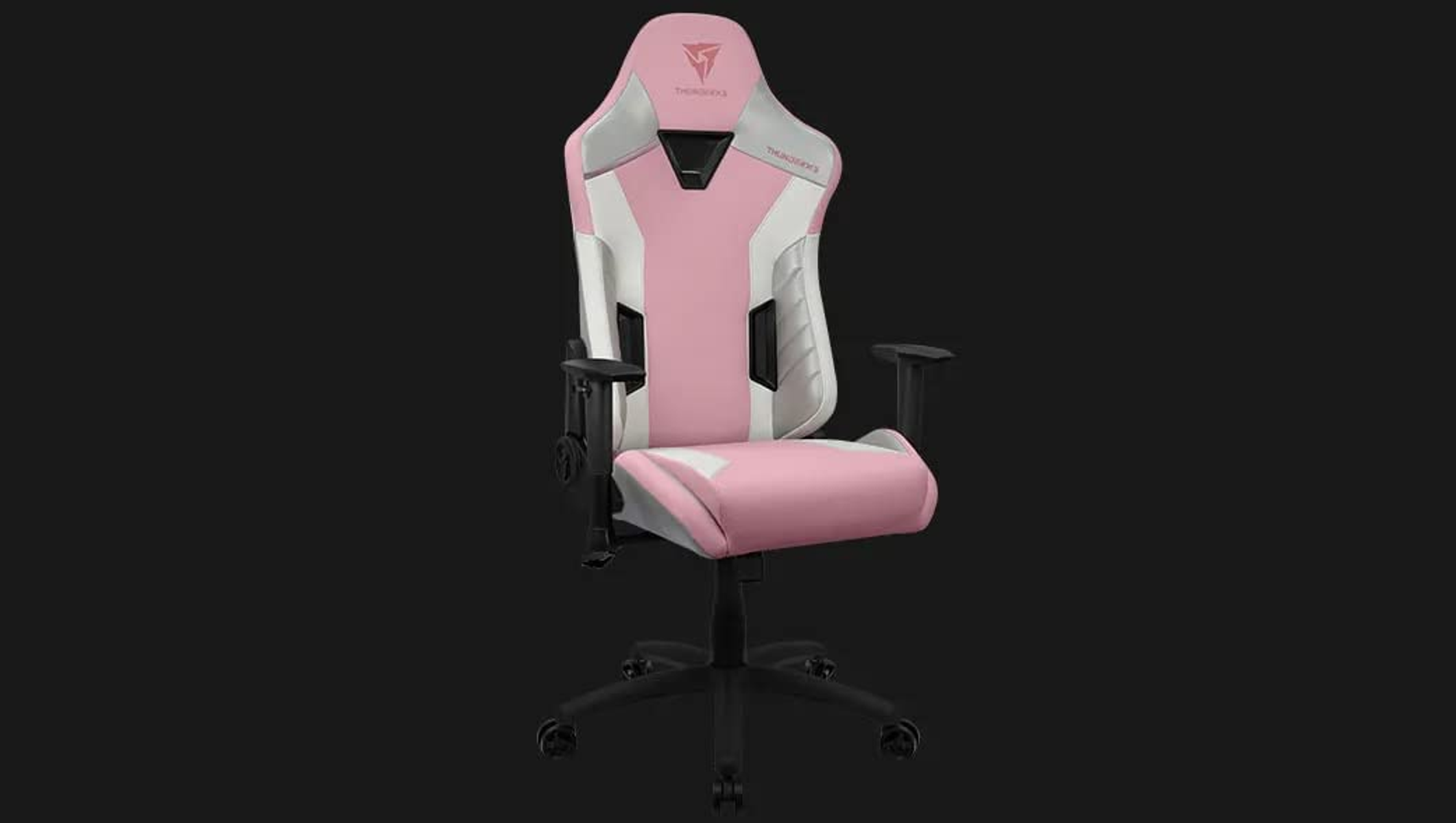Rosa-weißer Gaming-Stuhl mit schwarzem Gestell und Armlehnen auf schwarzem Hintergrund.