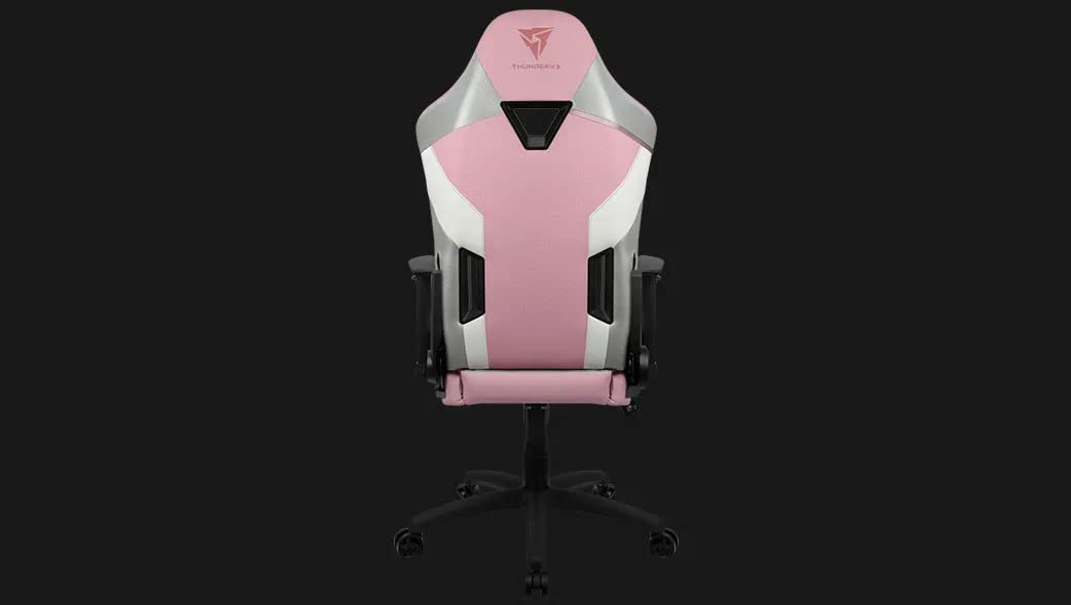 Rückansicht eines pinkfarbenen und silberfarbenen Gaming-Stuhls. Der Stuhl steht auf schwarzem Hintergrund.