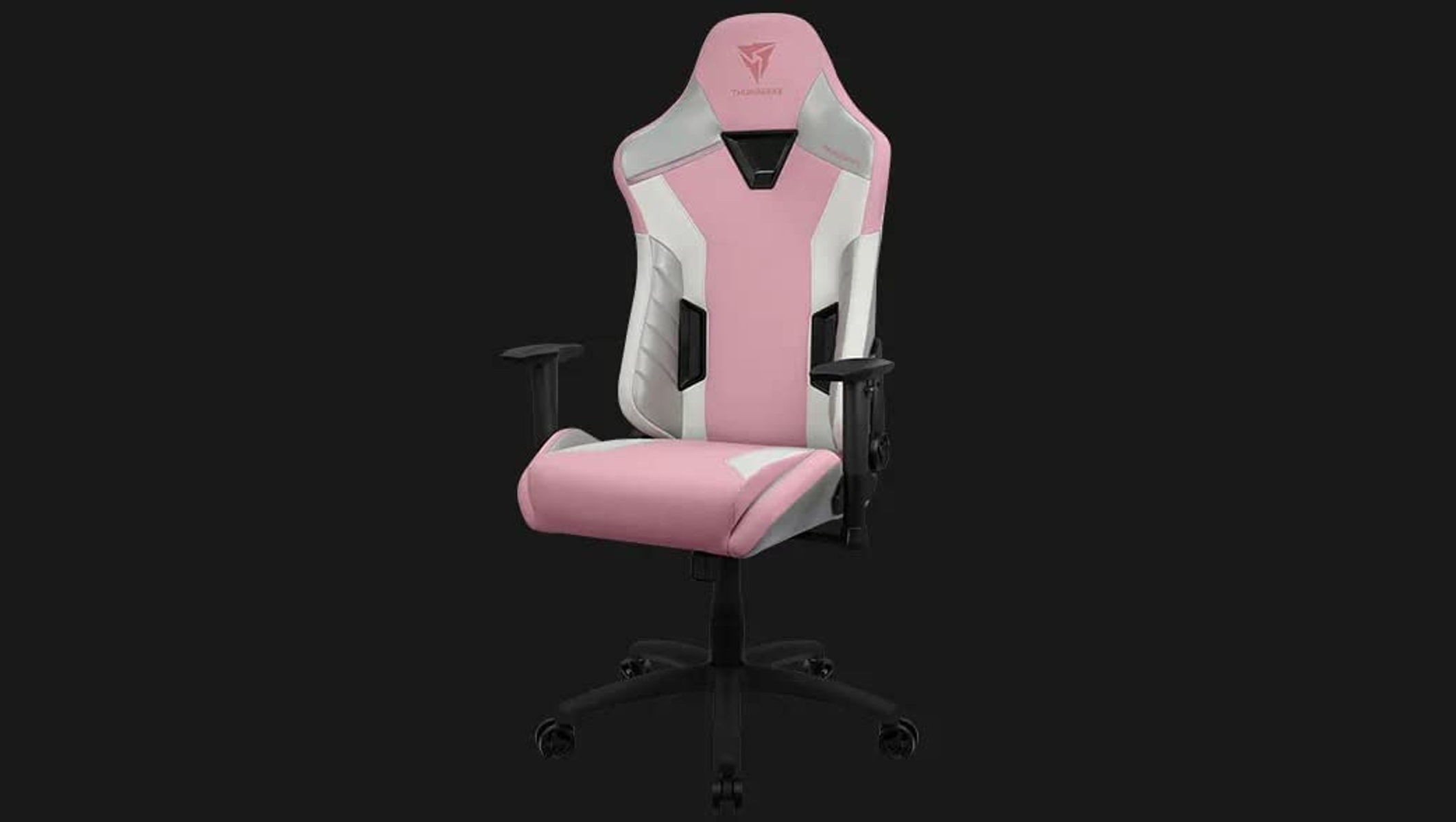 Rosa-weißer Gaming-Stuhl auf schwarzem Hintergrund. Er hat eine hohe Rückenlehne und Armlehnen.