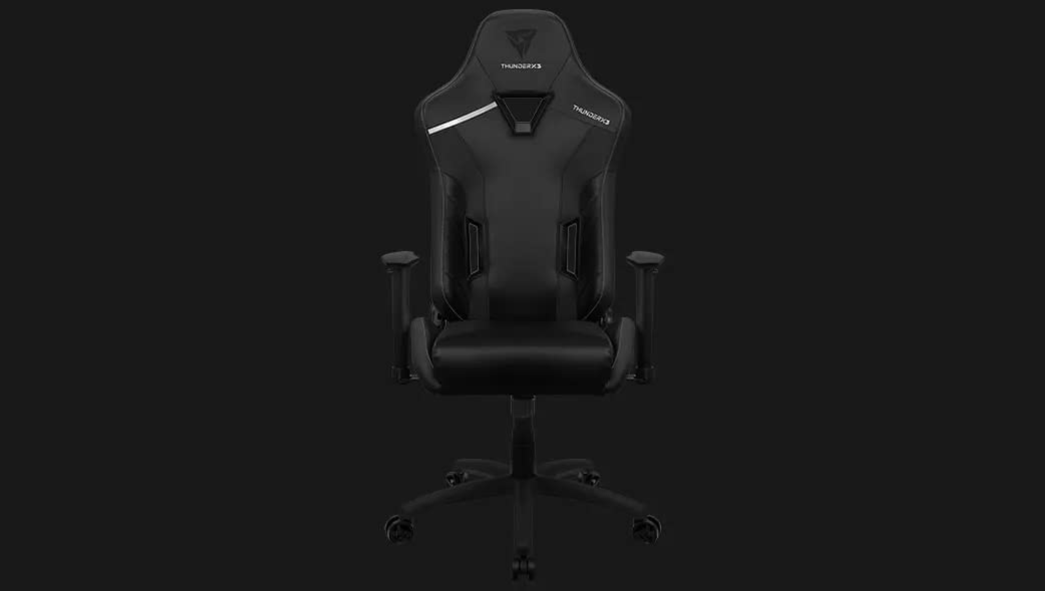 Gaming-Stuhl, schwarz, Frontansicht. ThunderX3-Logo auf der Kopfstütze. Minimalistisches Design.