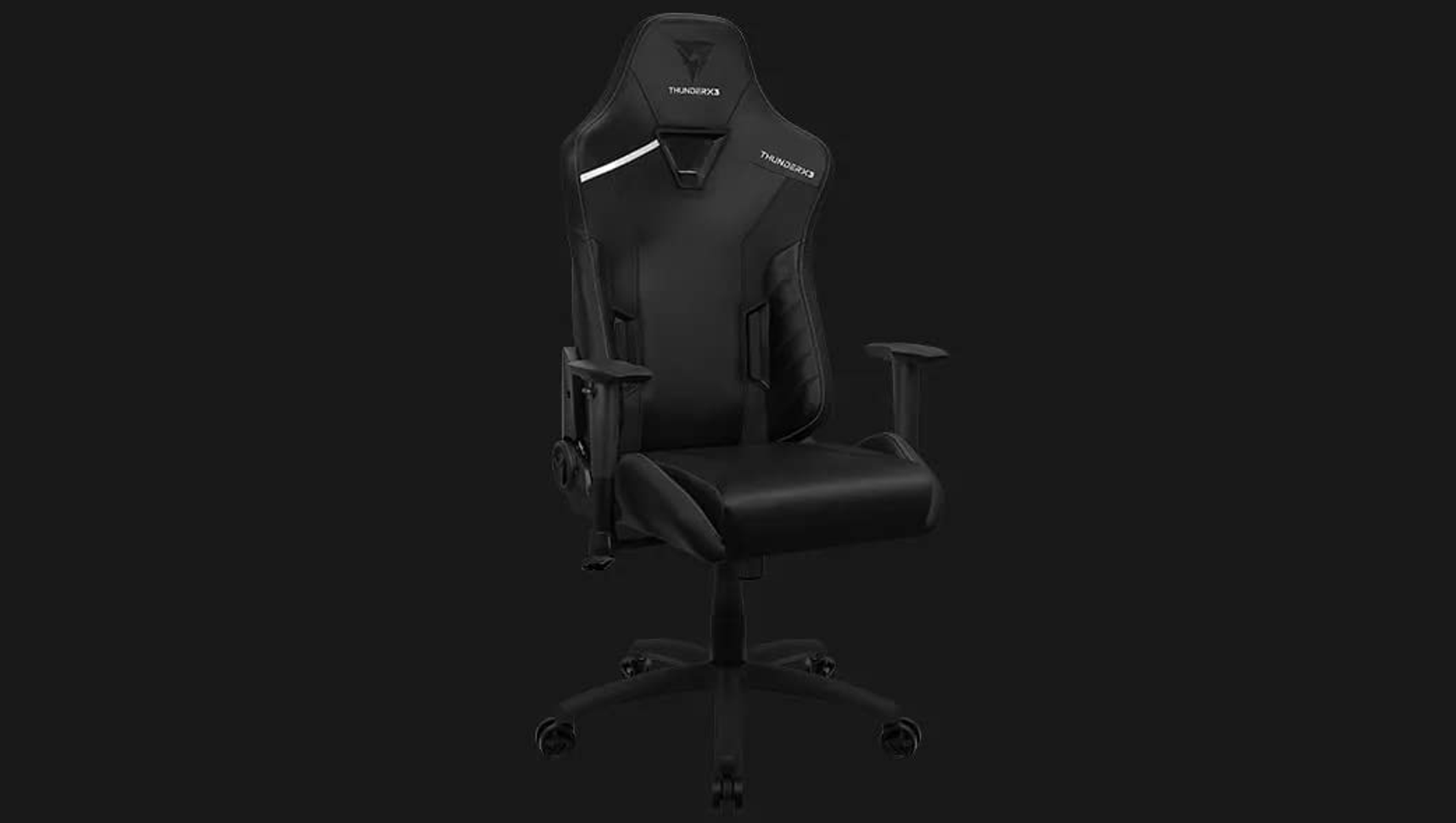 Schwarzer Gaming-Stuhl auf schwarzem Hintergrund, mit Kopfstütze mit Logo und weißem Streifen.