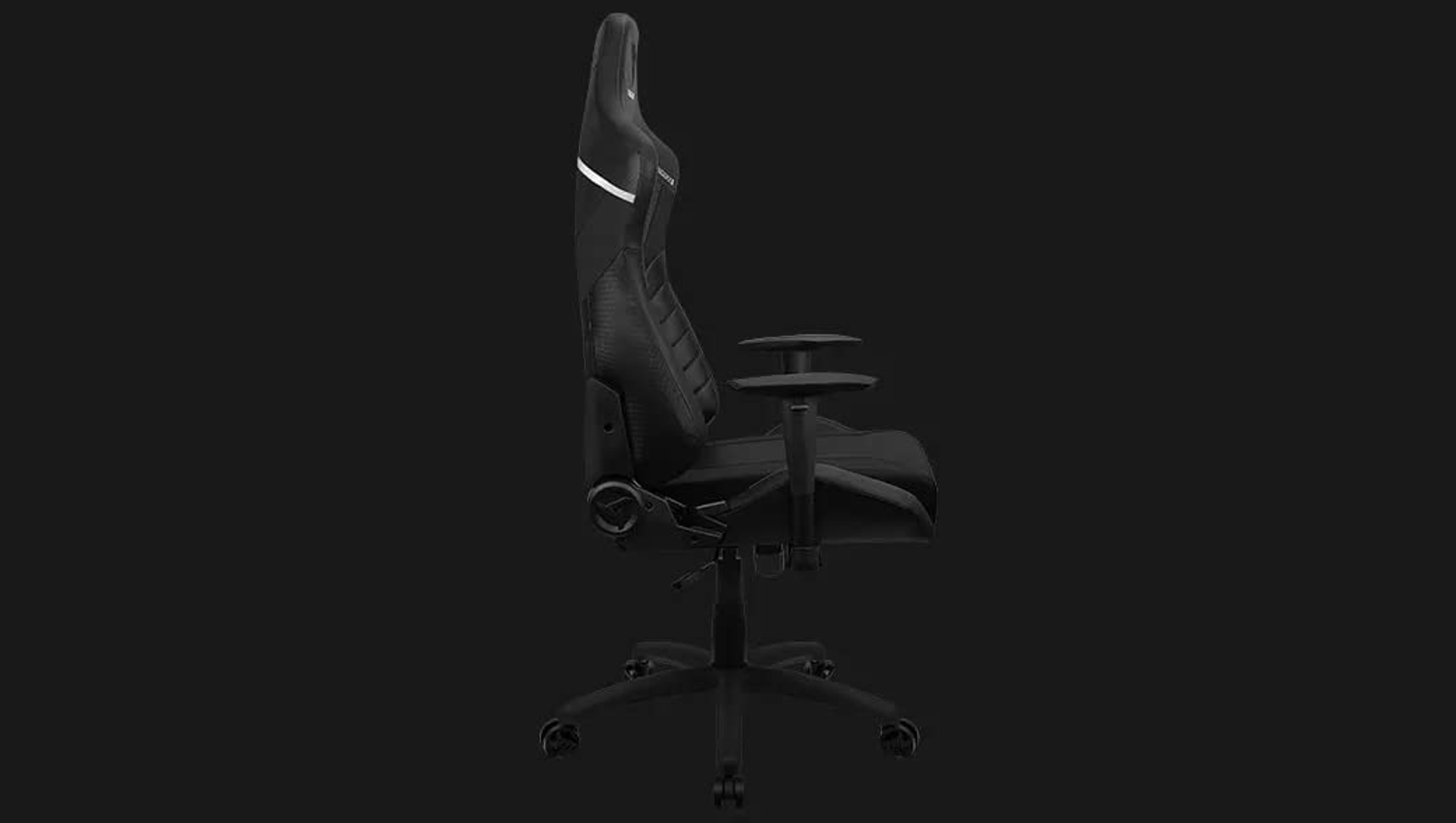 Schwarzer Gaming-Stuhl, Seitenansicht, auf dunklem Hintergrund.