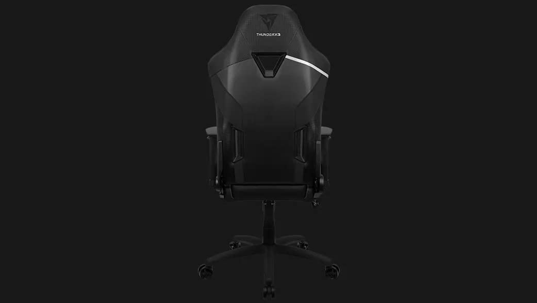 Schwarzer Gaming-Stuhlrücken mit weißem Streifen. Der Stuhl hat ein schwarzes Gestell und steht auf schwarzem Hintergrund.