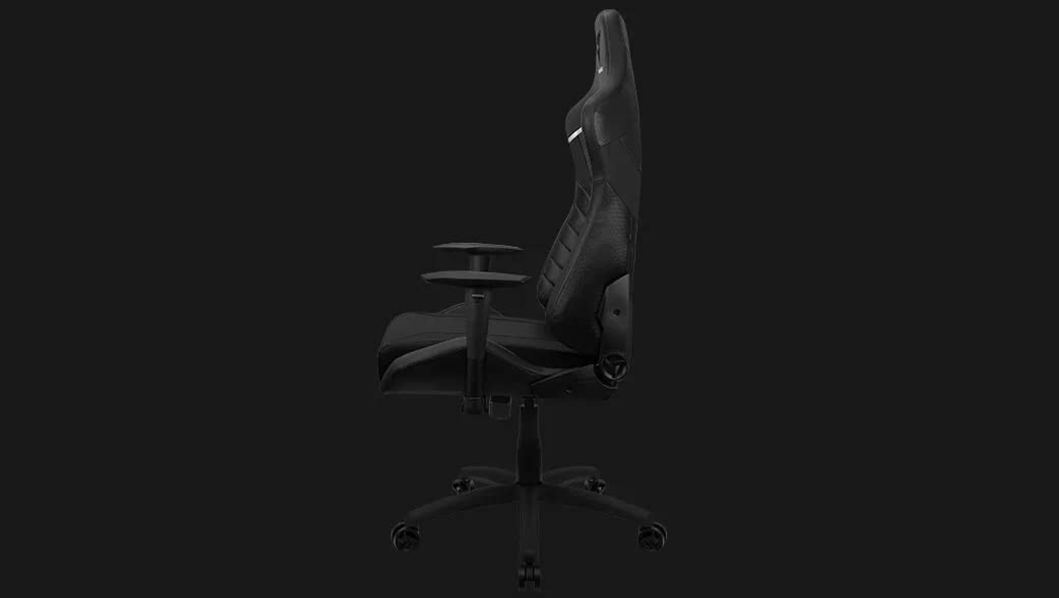 Schwarzer Gaming-Stuhl von der Seite. Er steht auf dunklem Hintergrund. Seitenansicht.