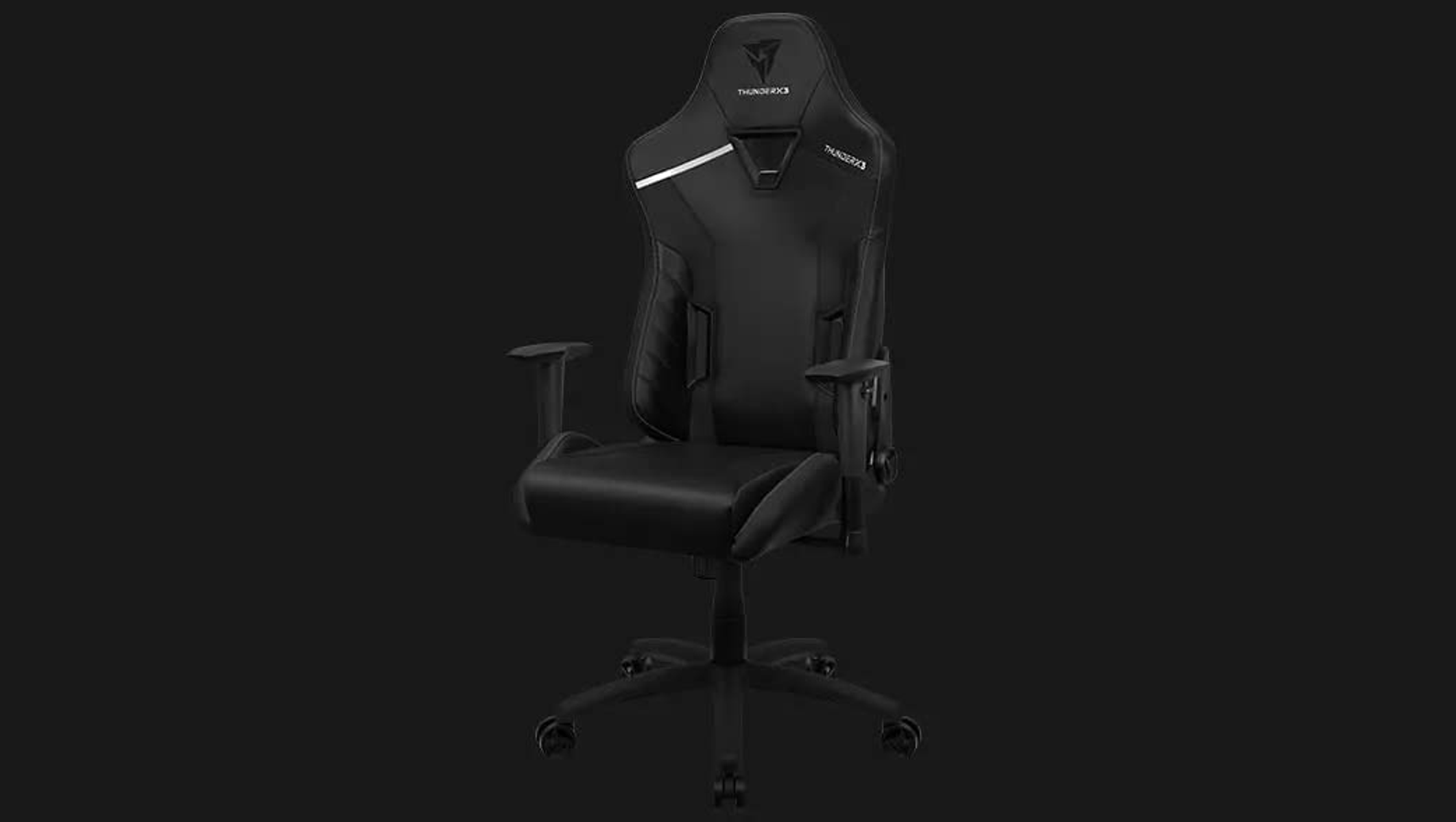 Schwarzer Gaming-Stuhl mit hohem Rücken, ThunderX3-Logo, auf schwarzem Hintergrund.