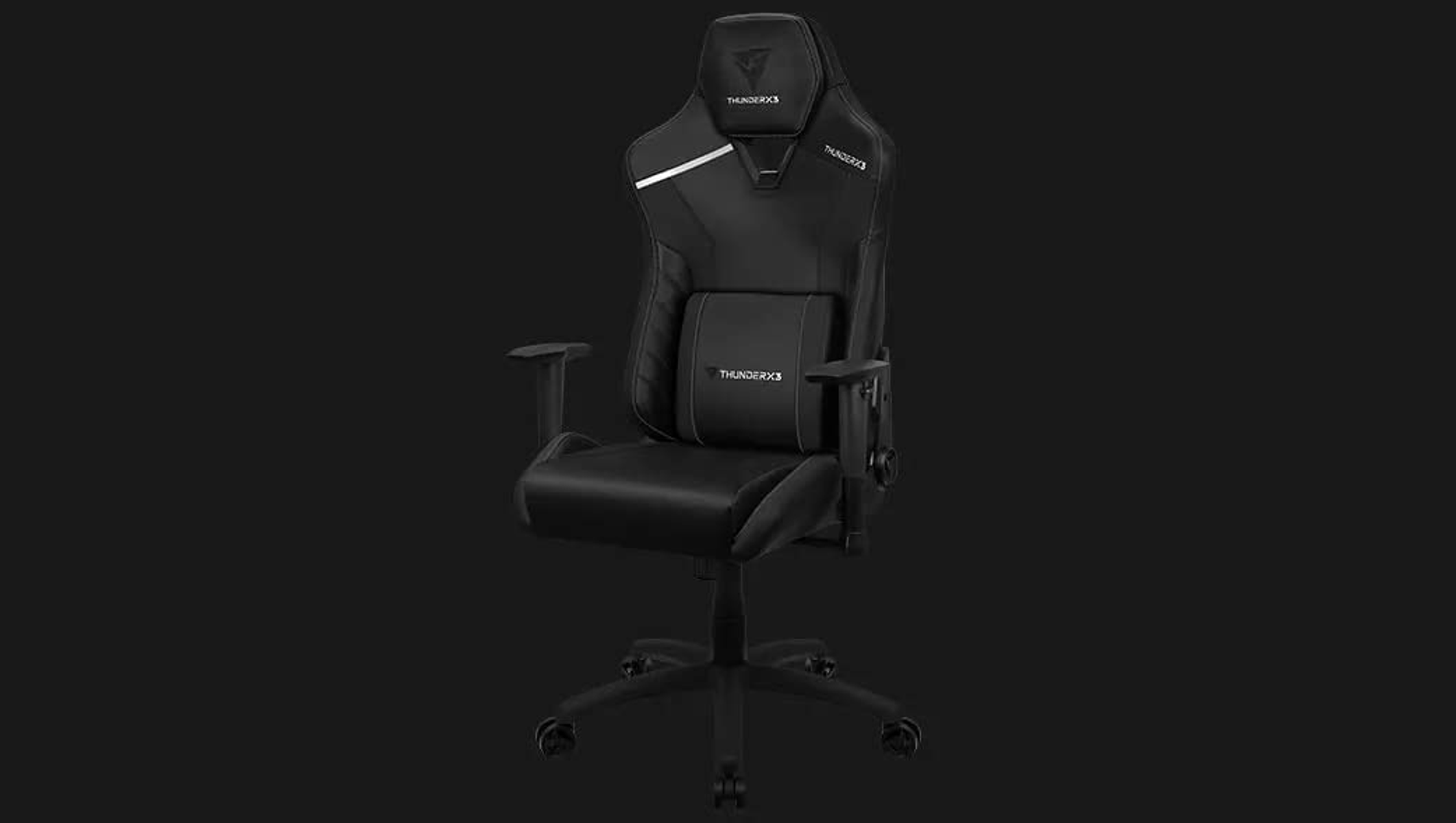 Schwarzer Gaming-Stuhl mit Kopfstütze, Armlehnen und schwarzem Hintergrund.