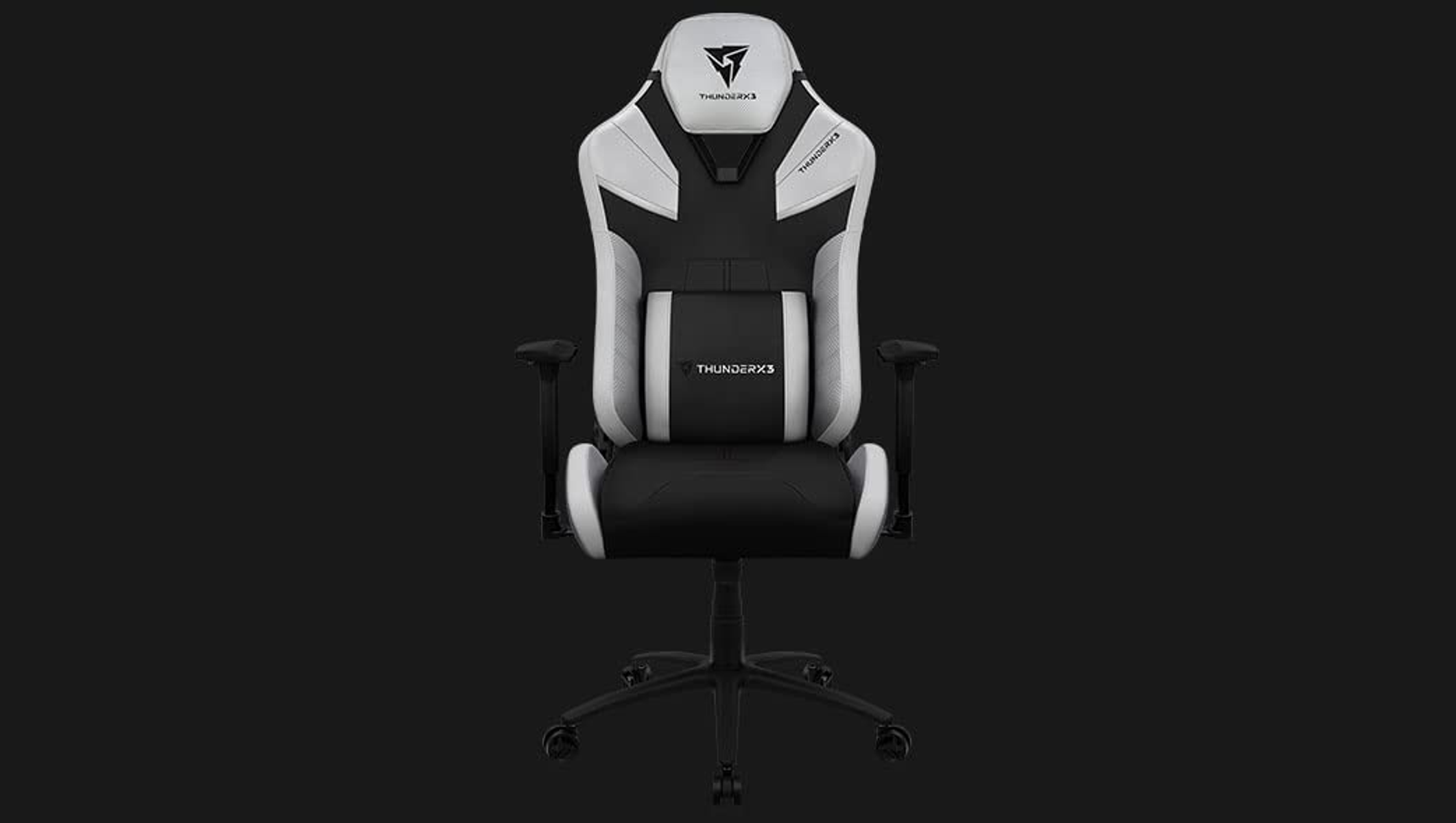 Schwarz-weißer Gaming-Stuhl, Vorderansicht. Mit dem ThunderX3-Logo.