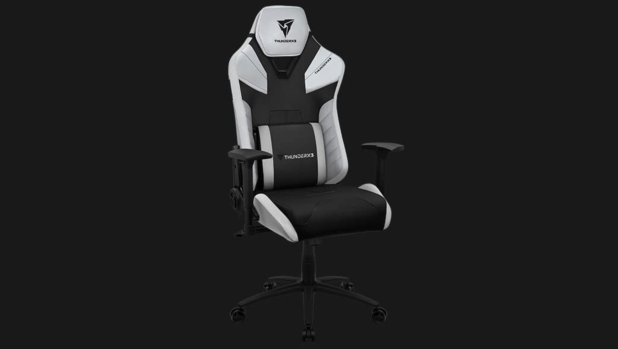 Gaming-Stuhl mit weißem und schwarzem Design, mit Markennamen auf der Kopfstütze.