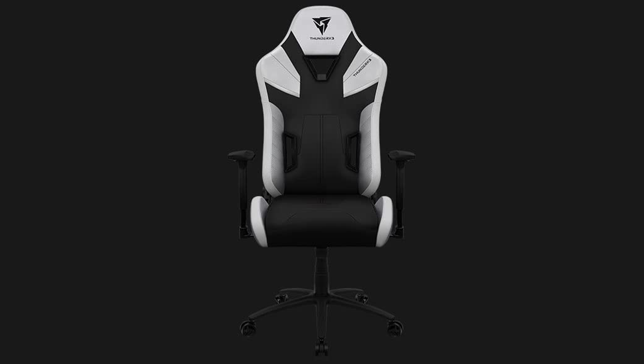 Gaming-Stuhl, schwarz und weiß. Frontansicht mit Kopfstütze, Rückenlehne, Armlehnen und Gestell.