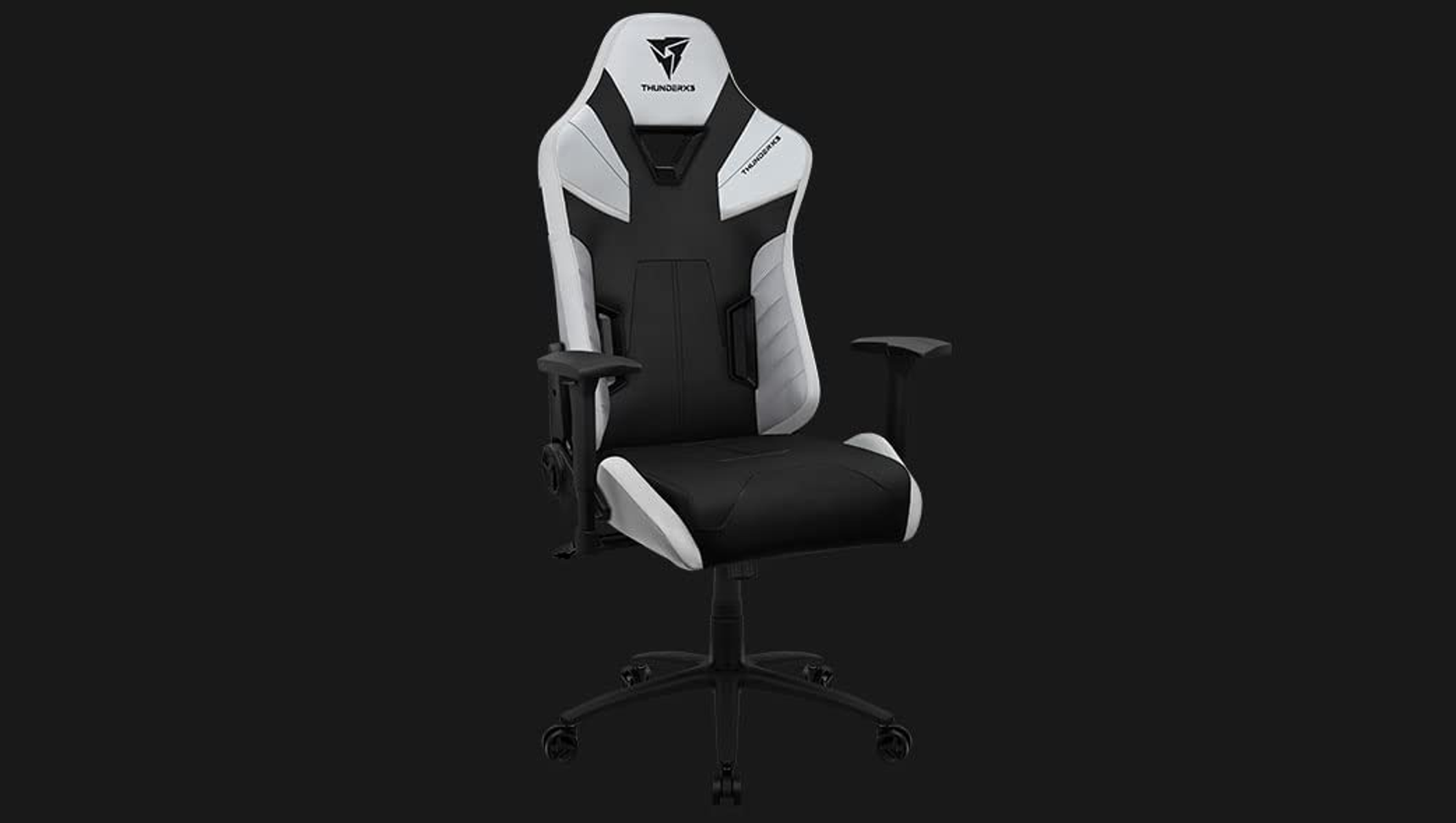 Schwarz-weißer Gaming-Stuhl. Vorderansicht, zeigt Design und Form des Stuhls. Schwarzer Hintergrund.