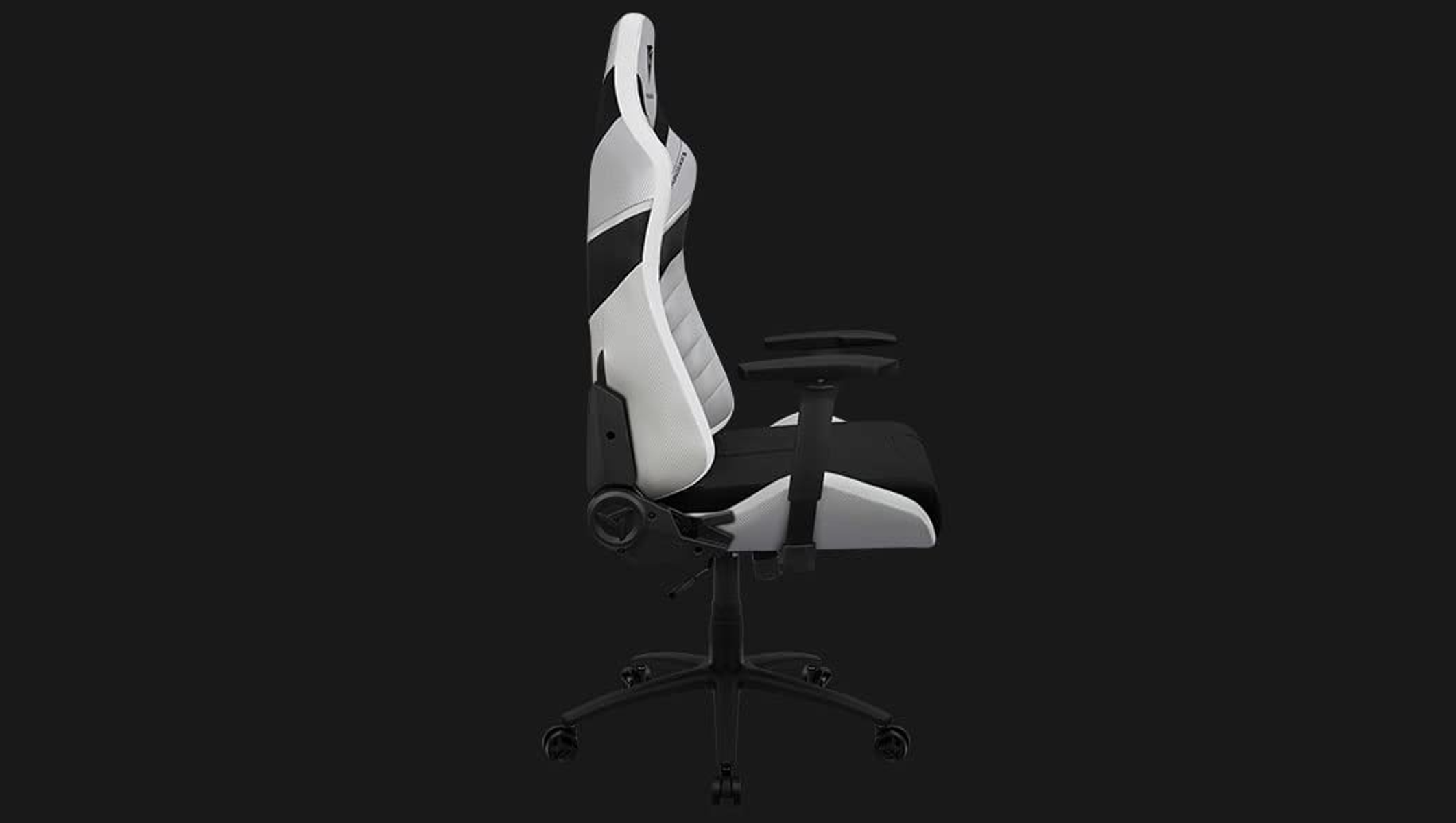 Seitenansicht eines Gaming-Stuhls. Der Stuhl hat ein schwarz-weißes Design. Er steht vor dunklem Hintergrund.