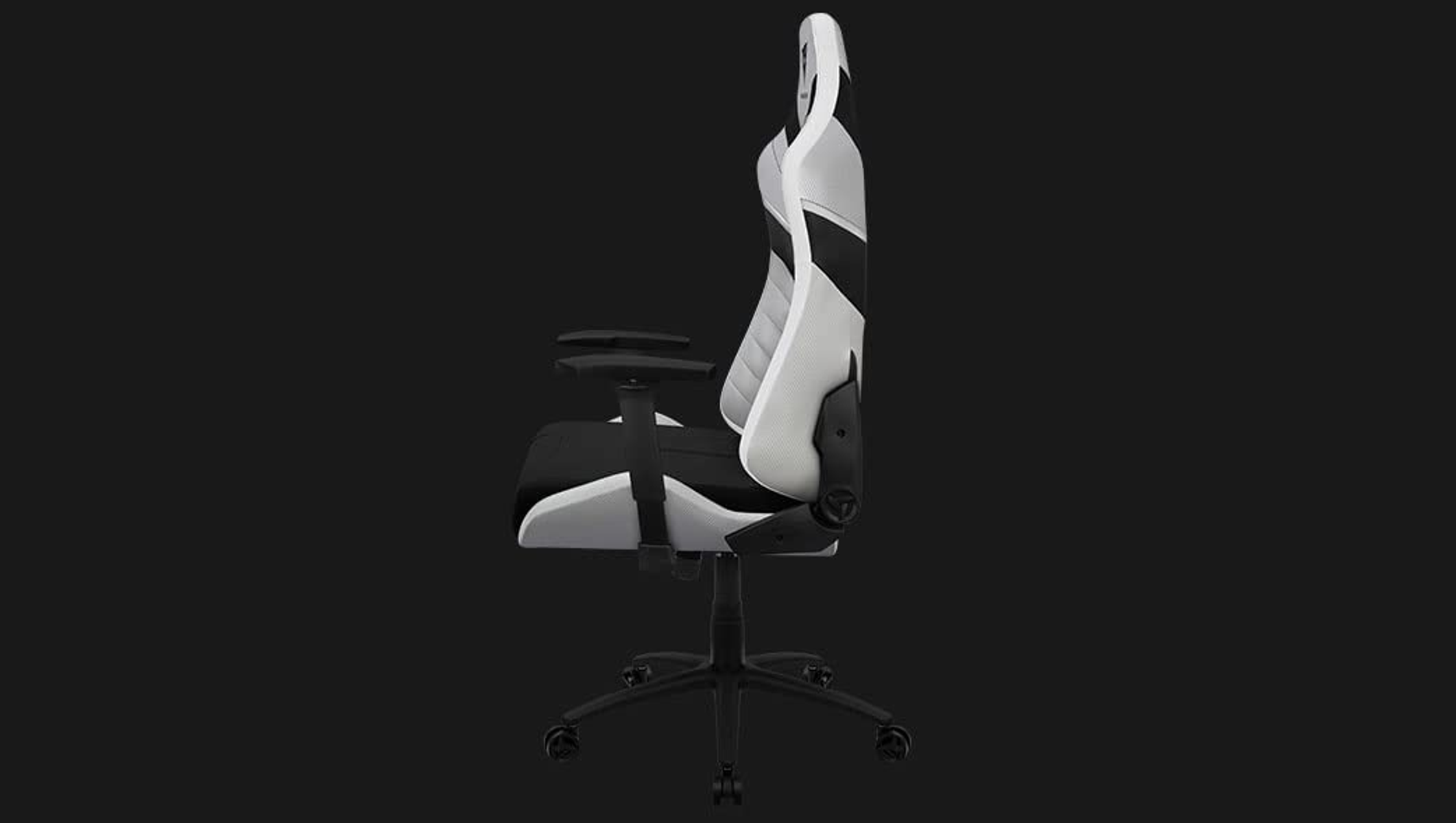 Weiß-schwarzer Gaming-Stuhl, Seitenansicht, auf schwarzem Hintergrund.