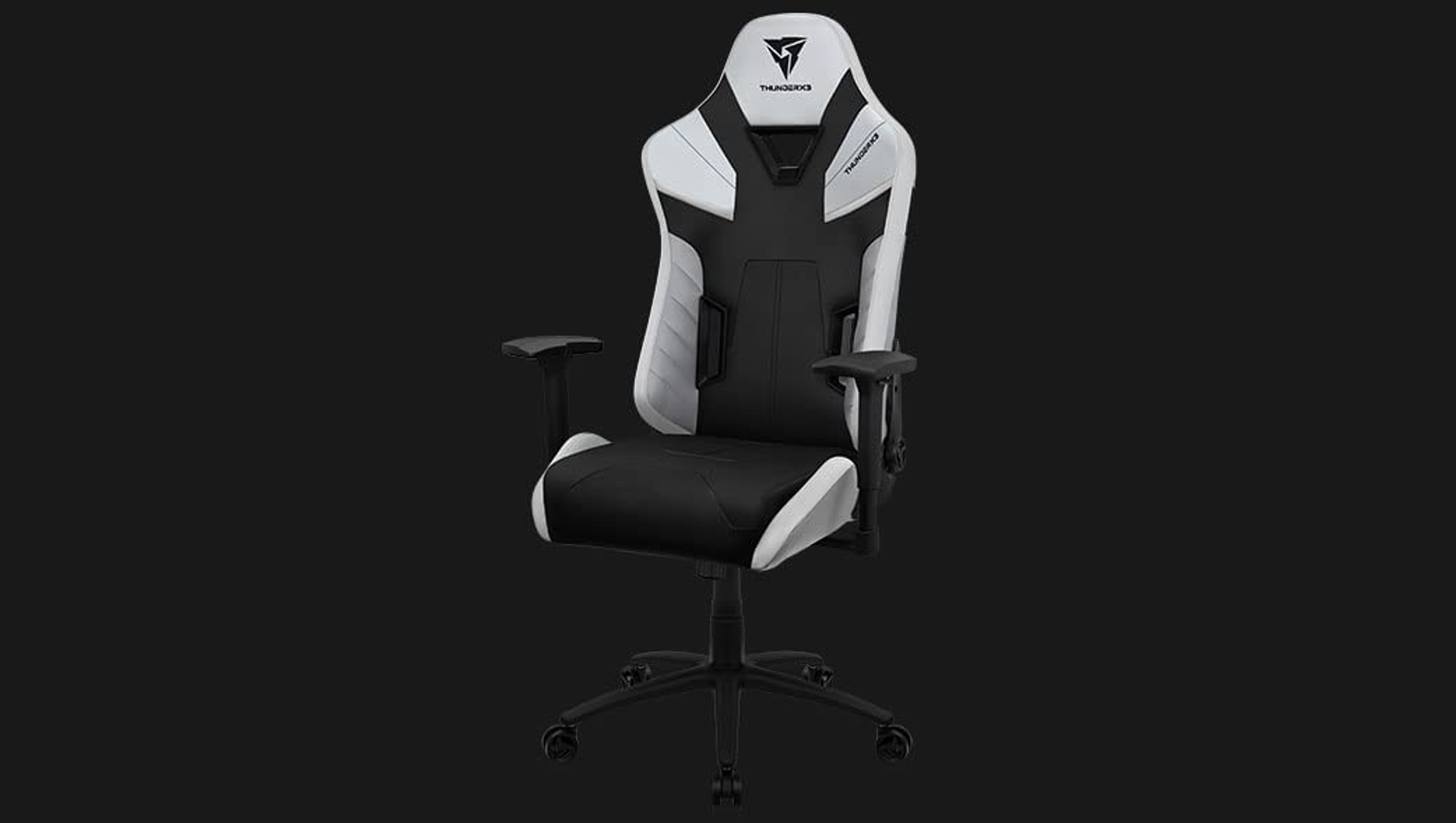 Ein weißer und schwarzer Gaming-Stuhl mit schwarzem Hintergrund.
