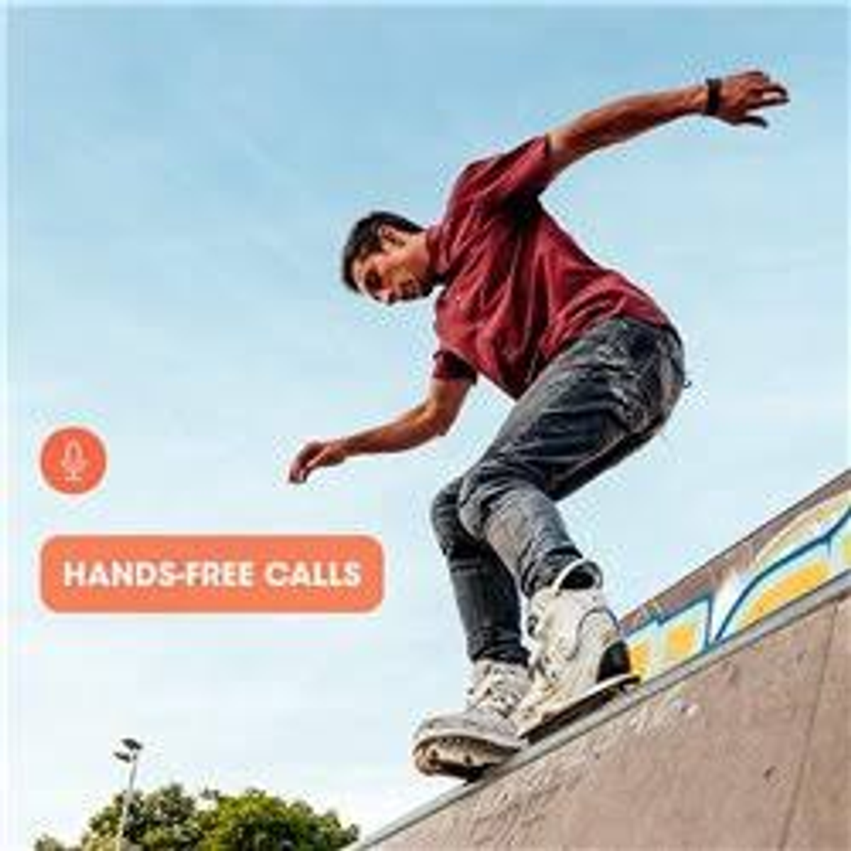 Un uomo su uno skateboard, a mezz'aria, con una sovrapposizione di chiamata in vivavoce.
