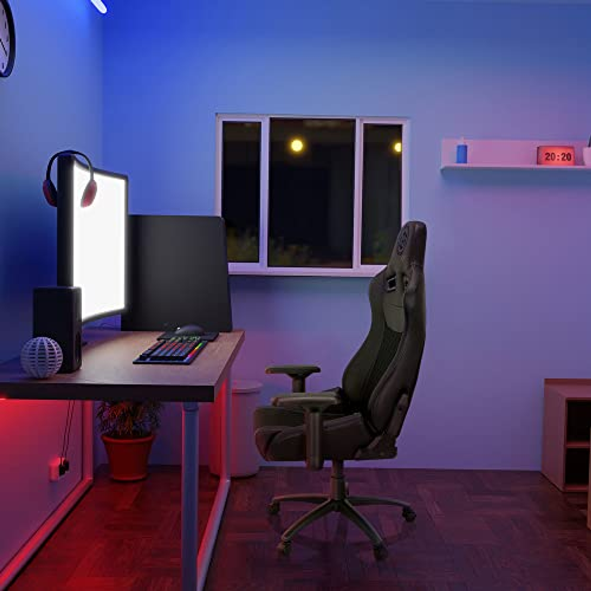 Gaming-Zimmer mit Computer, Schreibtisch, Stuhl und Fenster. Blaue und rote Beleuchtung.