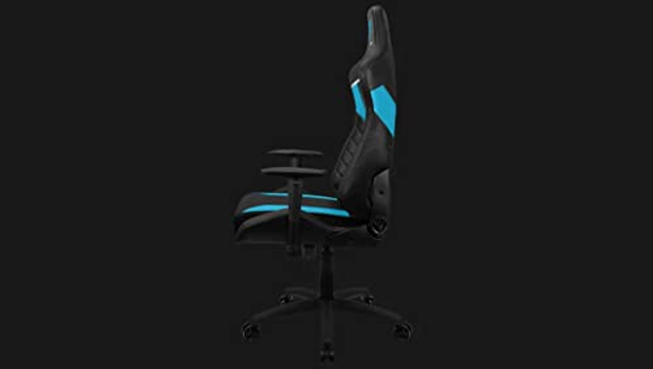 Schwarzer und blauer Gaming-Stuhl. Die Seitenansicht ist ein schwarzer Stuhl mit blauen Akzenten.