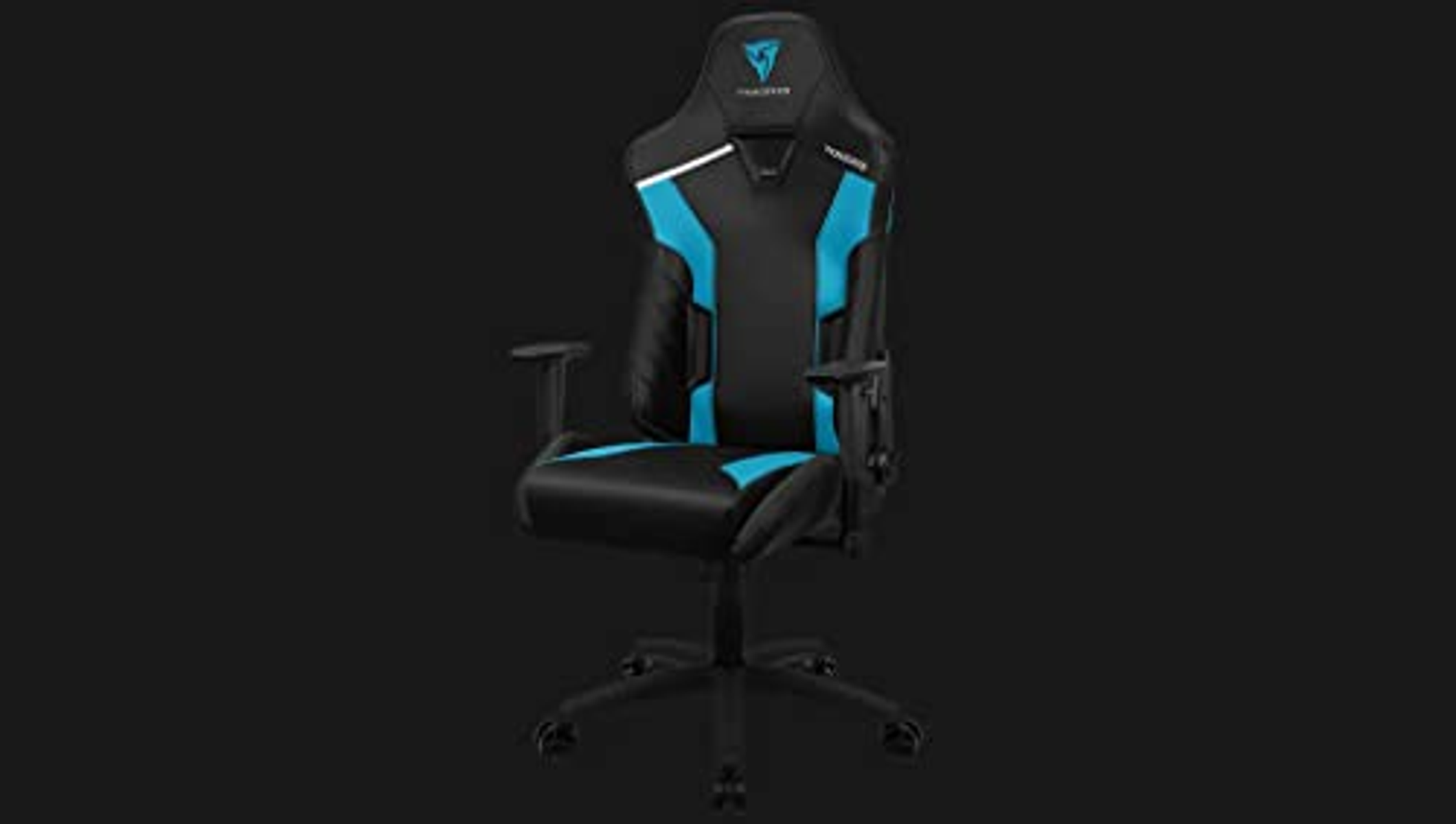 Ein schwarz-blauer Gaming-Stuhl auf schwarzem Hintergrund. Es ist ein Hochlehner.