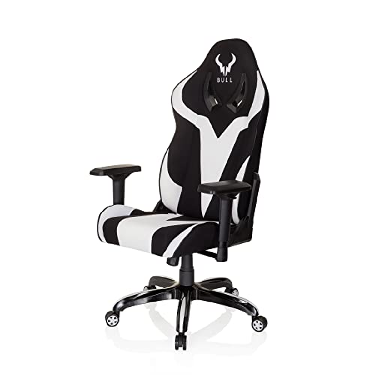 Schwarz-weißer Gaming-Stuhl mit Bull-Logo. Mit hoher Rückenlehne, Armlehnen und Fünf-Sterne-Gestell.