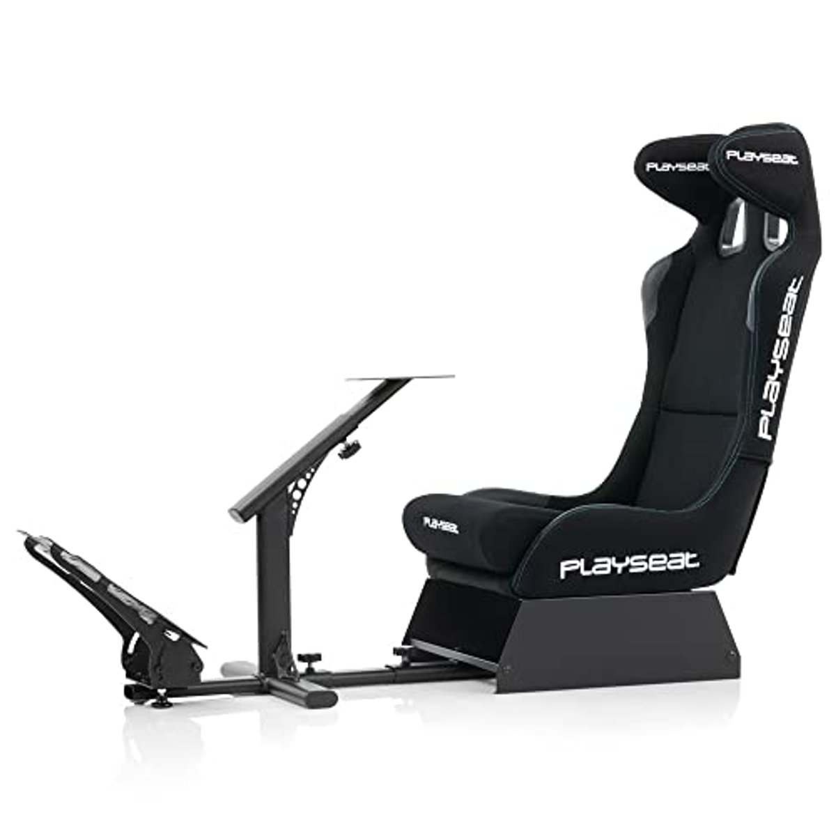 Simulador de carreras Playseat negro con pedales, asiento y soporte para volante.