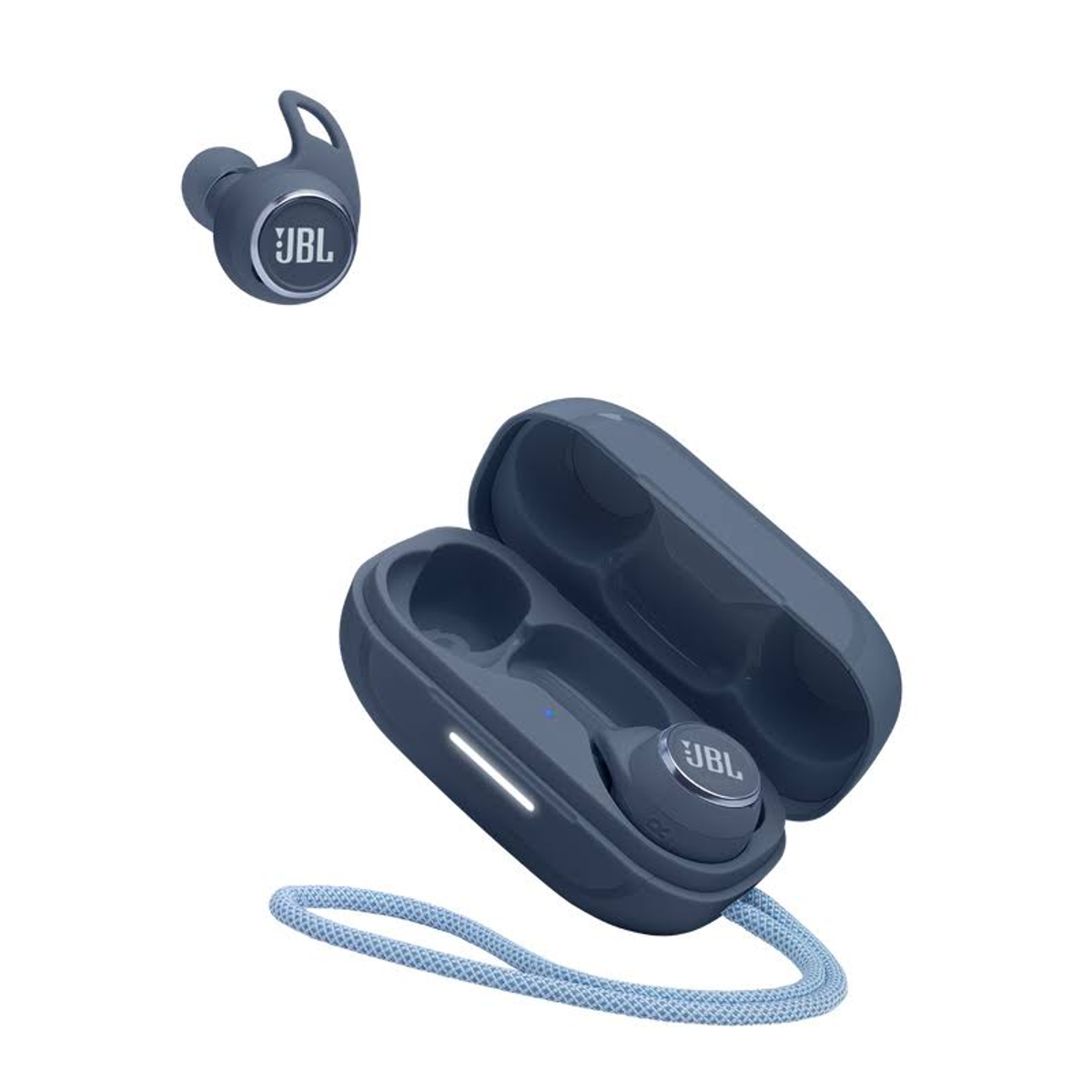 Blaue kabellose Ohrhörer mit ihrem Etui, geöffnet, mit blauem Kabel, vor weißem Hintergrund.