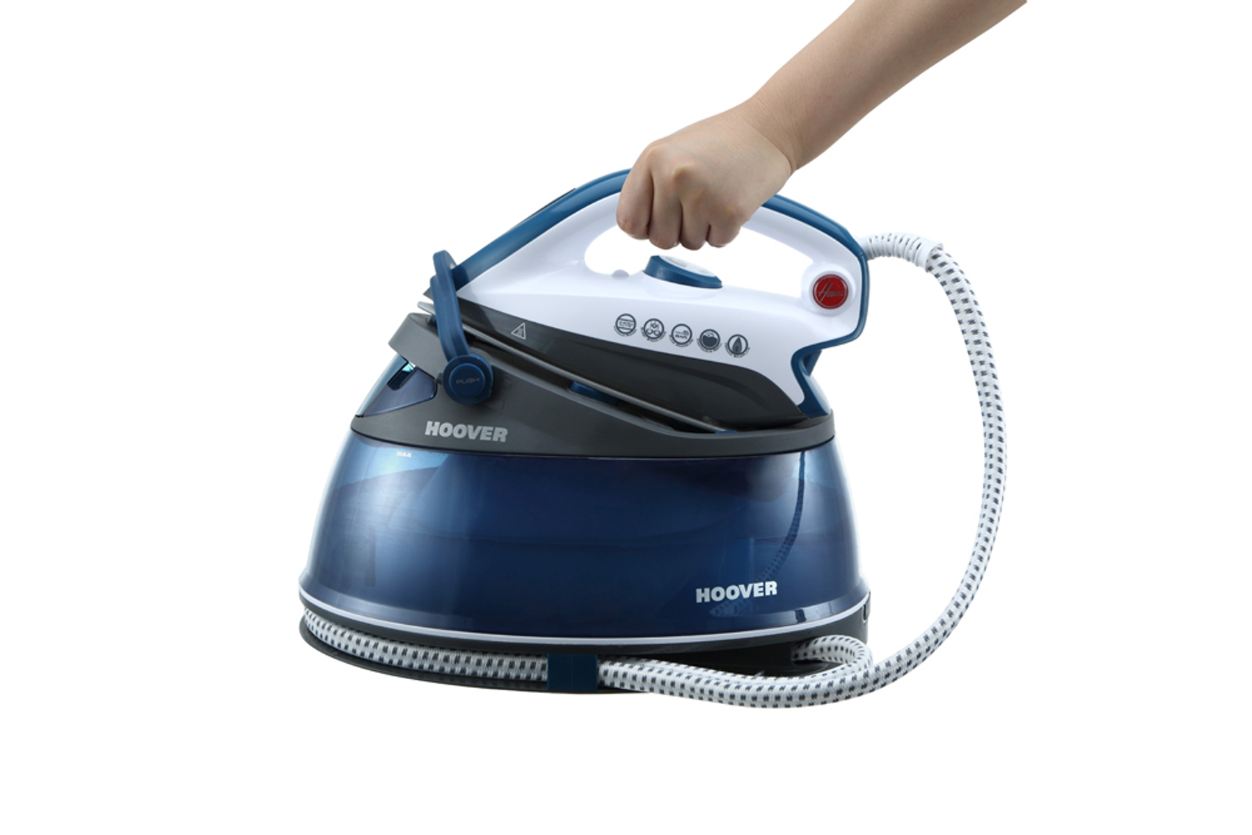 Hand hält ein blau-weißes Bügeleisen. Die Basis ist marineblau mit dem Markennamen "HOOVER".